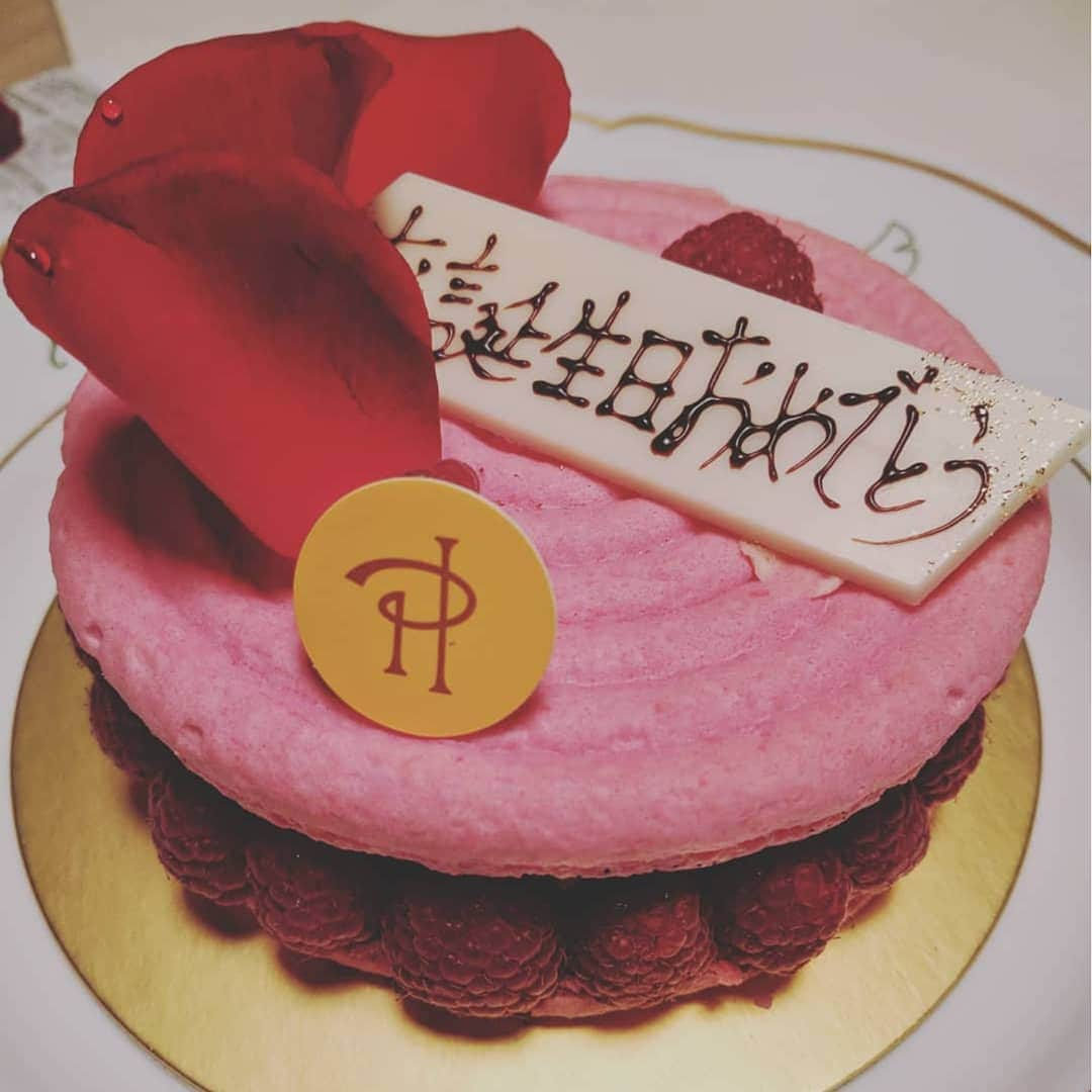 emiemieminkoさんのインスタグラム写真 - (emiemieminkoInstagram)「２日間の休日。  遅ればせながらお誕生日のお祝いをしてもらいました😊  デザートを長楽館に食べに行って、京都老舗旅館御三家炭屋旅館へ。  ピエールエルメのケーキイスパハンを2人で食べました〜😁 一年ぶりにお着物も着れてとってもハッピー＼(^o^)／ #美容師の休日 #着物#ebagos#和服#和コーデ#コーディネート#和装#おでかけ ##kyoto#長楽館#京都カフェ#カンカン帽#着物コーディネート #着物レンタル#wargo」4月16日 21時31分 - emiemieminko