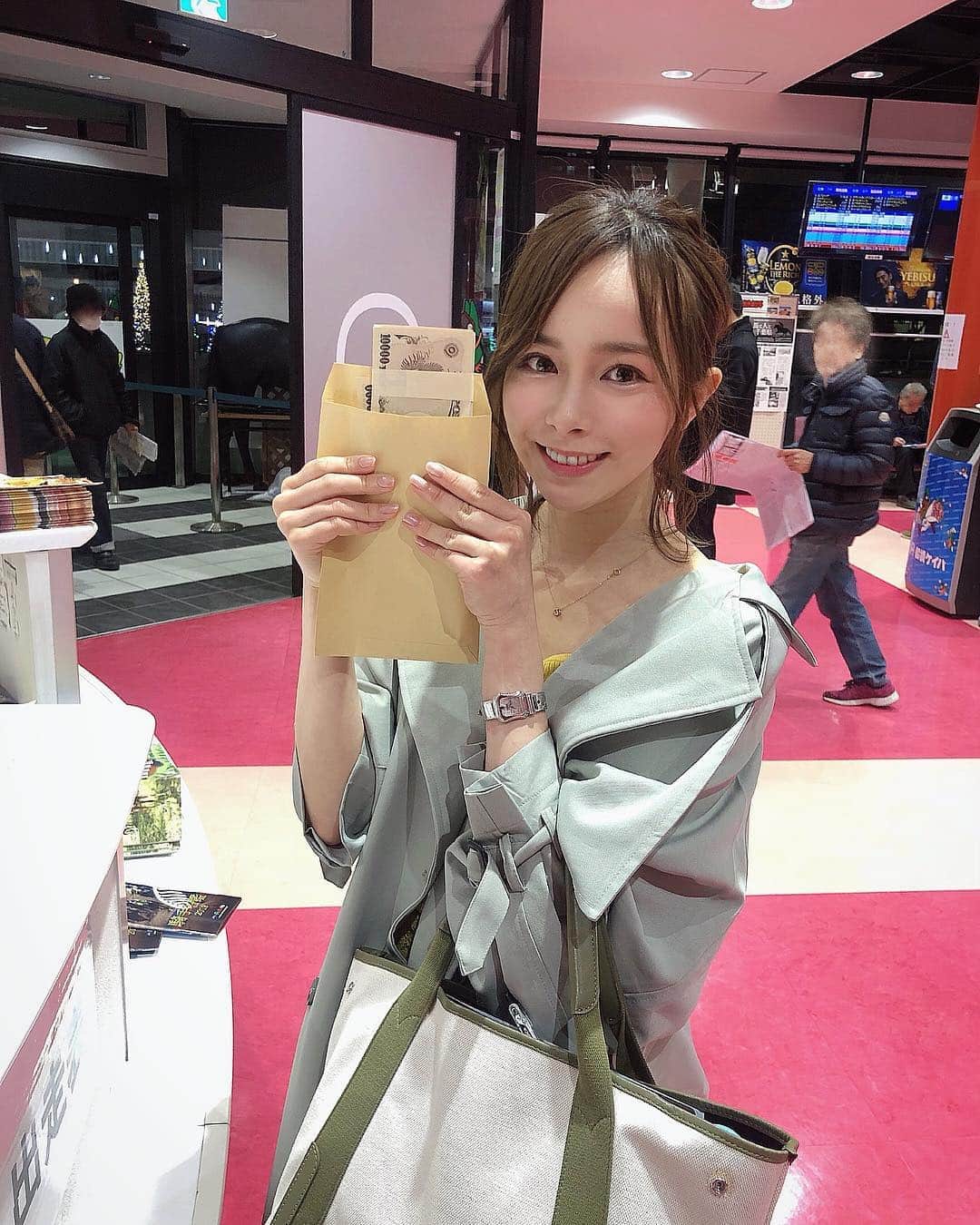 黒澤詩音のインスタグラム：「*﻿ ﻿ 人生初の #帯 とりました〜‼️‼ １１１万円！  なんだか縁起の良い、１並び！﻿ ﻿  先週は大井に行ったので、今週は船橋へ。﻿ しかも6点買い！！﻿ ﻿ ﻿ これまでの最高額は、中央競馬で3点買いの１８万だったので今回大幅に更新！！﻿ ﻿嬉しい😭💓 ﻿ では！﻿ 今週も、 #グリーンチャンネル  パドック中継でお会いしましょう😊💓﻿ ﻿ ﻿ #グリーンチャンネル #キャスター #アナウンサー  #umajo #パドック中継 #競馬 #馬券 #馬券的中 #s2umajo #中央競馬 #地方競馬 #船橋競馬場 #万馬券 #万馬券的中 #帯馬券 #うまじょ #競馬予想 #競馬女子 #競馬好きな人と繋がりたい #競馬場 #船橋競馬 #帯姫」