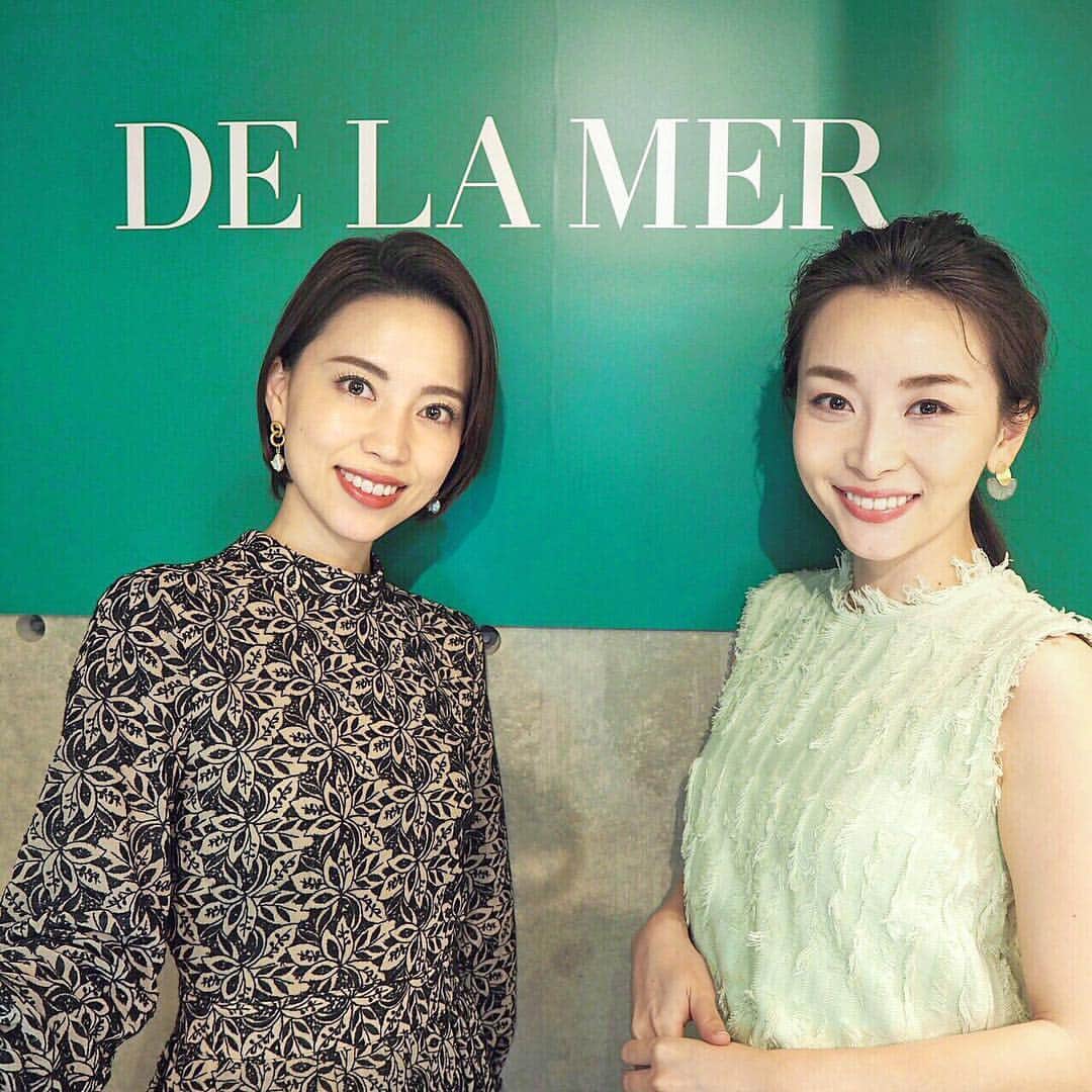 佐々木あさひのインスタグラム：「去年世界的に有名なメイクアップアーティスト @patrickta にドゥ･ラ･メール製品で感動的なベースメイクをして頂いてから、ずーっと気になっていたDE LA MERのベースメイク法を学びに優里亜ちゃん @yuriang_ と行ってきました💚 ドゥ･ラ･メール製品全てに含まれるミラクルブロスという海藻の成分が濃縮して配合された、ザ・コンセントレートとファンデーションを組み合わせたミクソロジーという方法でメイク体験🥺 メイクをしていてもスキンケア効果を感じられるのは、それだけで頼もしくて心地良くて自信が持てる✨  #私のコンセントレート#ドゥラメール#DELAMER#ミクソロジー#ゆらぎ肌#美容液#theconcentrate#ザコンセントレート#pr」