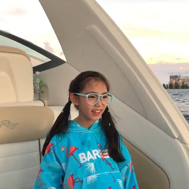 ウンチェのインスタグラム：「#🛥 마나가하 섬 🏝 안녕 - . 비를 조금 맞긴 했지만  먹구름이 몰려와서  더 운치 있는 선셋 , . . . #이은채#배럴#barrel#사이판#saipan #마리아나관광청#마나가하섬#선셋#sunset」