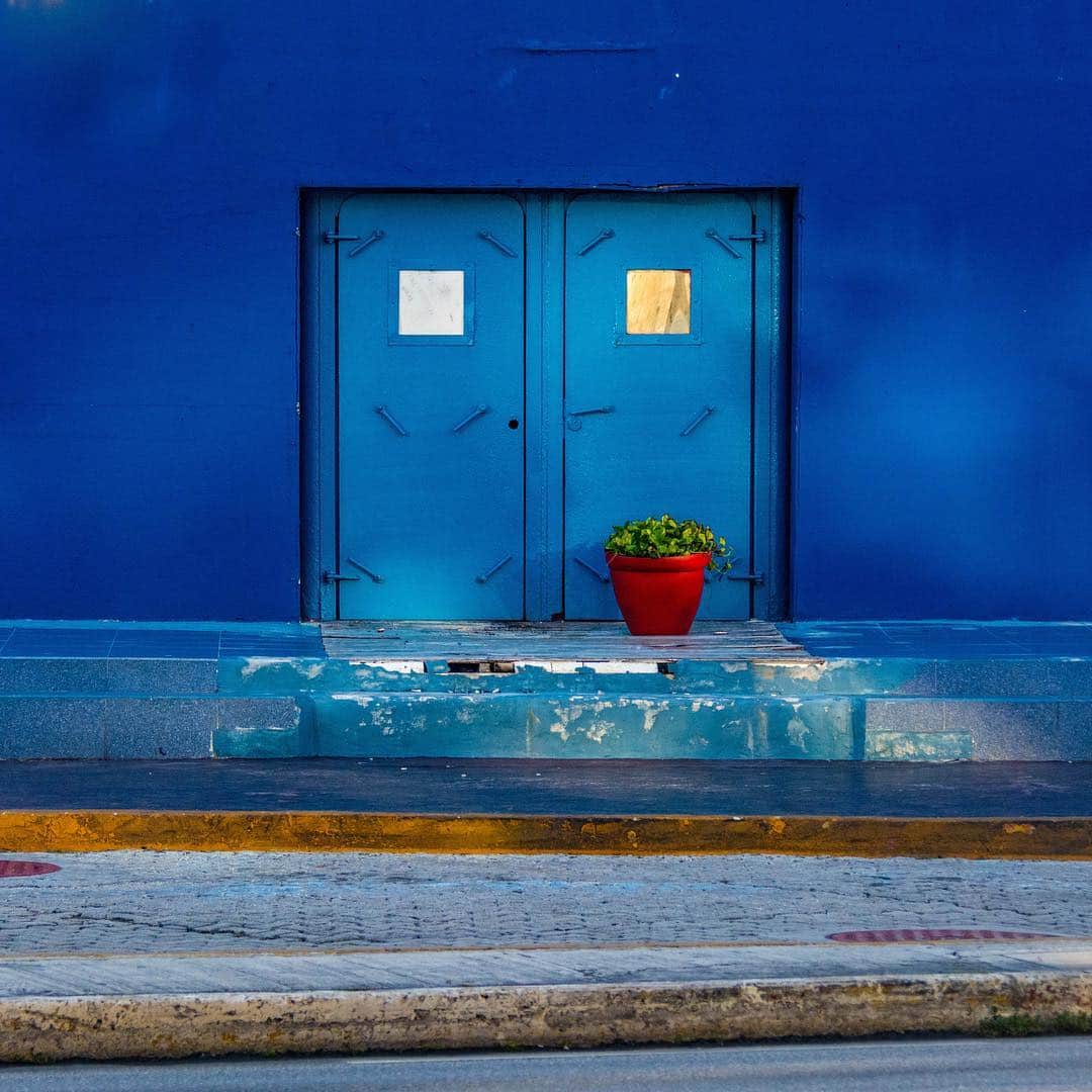 ルフトハンザさんのインスタグラム写真 - (ルフトハンザInstagram)「The hustle and bustle in Cancún’s streets is colorful, and the houses are no exception. Cheerful façades and bright doors are part of the cityscape. #Lufthansa #CityOfTheMonth #Cancún」4月16日 21時34分 - lufthansa