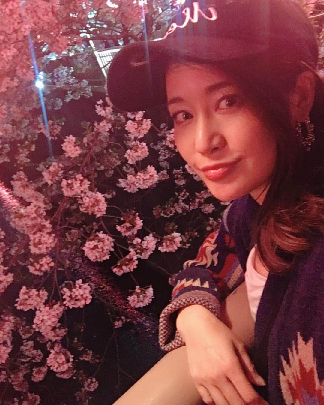 河瀬杏美さんのインスタグラム写真 - (河瀬杏美Instagram)「忙しいとSNSのタイミング逃しがち🤣 岡山も雨で散っちゃってましたが… * どんだけ混んでるか例年知ってはいても、やっぱりここの桜は観ときたくなる🥰 * #目黒川 #夜桜 #花見 #花見酒 #tbt #🌸」4月16日 21時38分 - ami_27salad