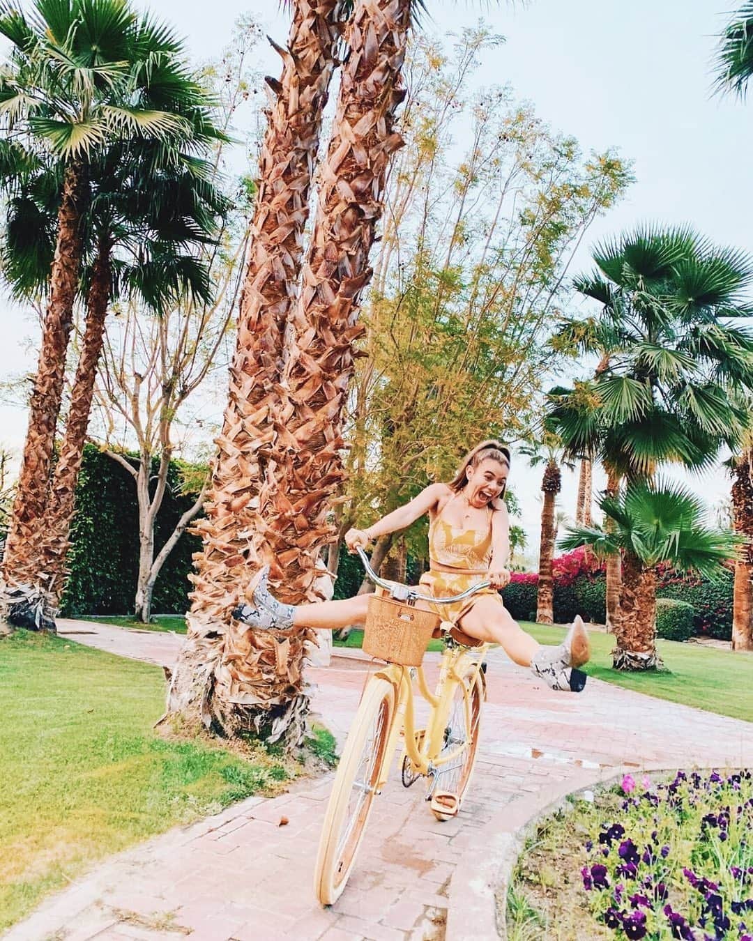 SHEINさんのインスタグラム写真 - (SHEINInstagram)「I am what i am. 🚲💛 @adelainemorin 🔍Search:524013 🔗Link in bio. #SHEIN #SHEINgals #SHEINstyle  #SHEINfestival #top #shorts」4月16日 21時41分 - sheinofficial
