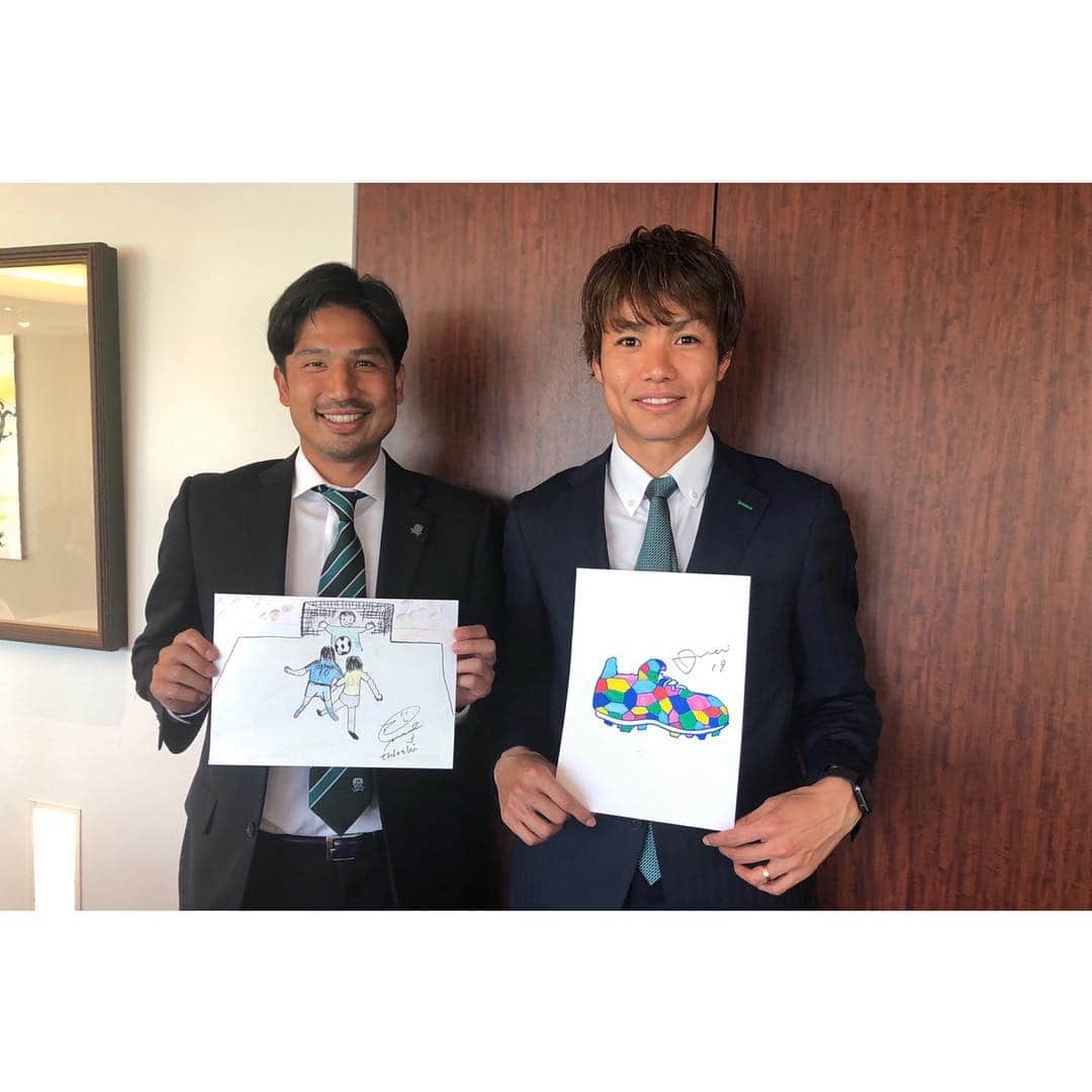 のインスタグラム：「. ‪開催発表会後に忠嗣くんと絵を描きました。‬ ‪テーマは「将来の夢」。‬ ‪絵で表現するのって難しい！‬ #sompoパラリンアートカップ2019 #日本プロサッカー選手会 #jpfa #竹田忠嗣 #小池純輝 #art #アート #soccer #football⚽ #football #サッカー #フットボール #絵心」
