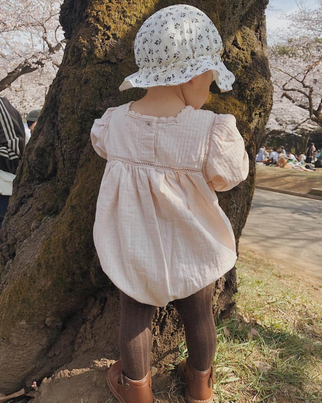 目見田早弥子のインスタグラム：「| mini me 𖦊ັ うちの母👵🏻に「ミスマープルみたい」といわれた娘。 たしかにいつもそういう服装かも🐇💭 ⠀ この可愛いpinkのロンパースは @shop_chaleur さんで販売中🌸」