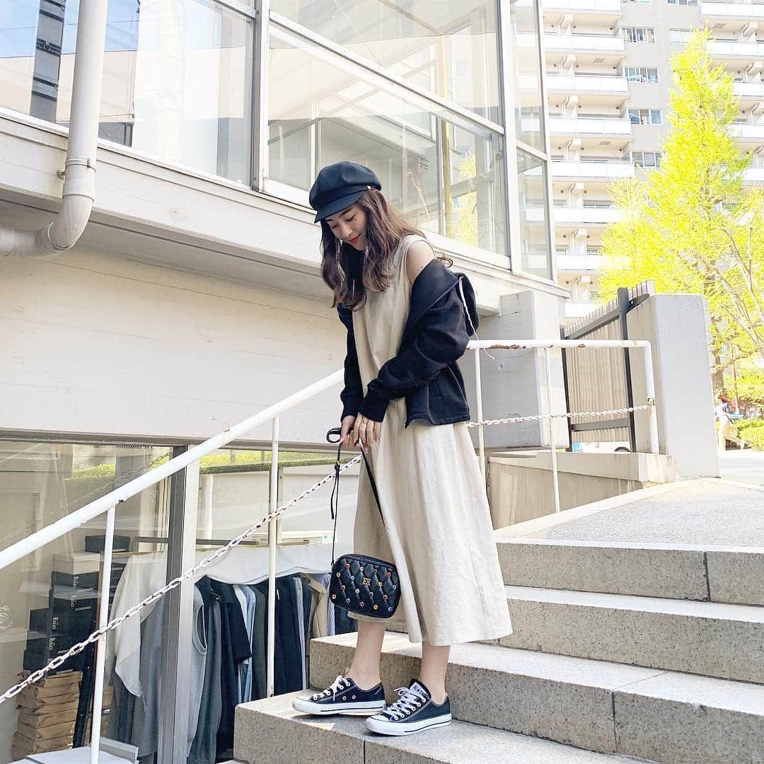 中瀬古ゆきなさんのインスタグラム写真 - (中瀬古ゆきなInstagram)「美容dayだった日の私服🥰❤️ ・ #パーカー ： #escada @escadaofficial  #ワンピース ： #titivate @titivatejp  #バッグ ： #escadasport @escadaofficial  #スニーカー ： #converse @converse ✨ ・ リラックスできるゆったりワンピースに おなじくゆったりサイズのパーカー🌸 ゆるゆる私服のときこそバッグはミニサイズを 選びます😋そして、ヘアもしっかりセットしてたら 手抜きにみえない！、、はず❤️笑 ・ 話は変わりますが、最近インスタ更新すると 画質落ちてしまうのに悩んでいる🤔🔥 なんでだろ〜🤔🌀 ・ ・ #fashion #code #ootd #outfit #coordinate #photo #beauty #casual #titivatestyle #relax #photo #instagood #エスカーダ #エスカーダスポート #ティティベイト」4月16日 21時45分 - yuch1129