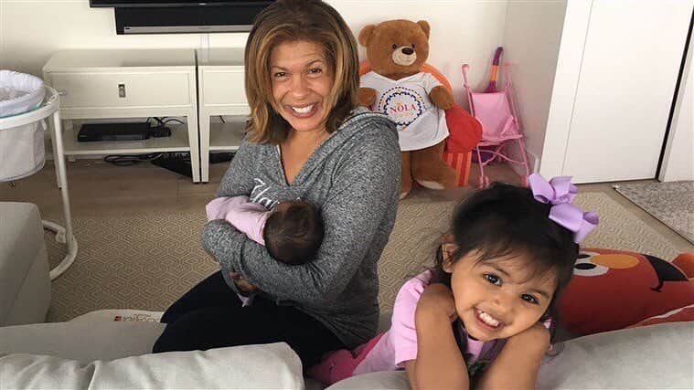 E! Onlineさんのインスタグラム写真 - (E! OnlineInstagram)「Hoda, Haley + Hope! Congratulations are in order for #Today’s Hoda Kotb, who surprised her co-hosts with the sweetest news—She’s adopted another baby girl. Link in bio to scream! 🎀 (📷: @todayshow)」4月16日 21時45分 - enews