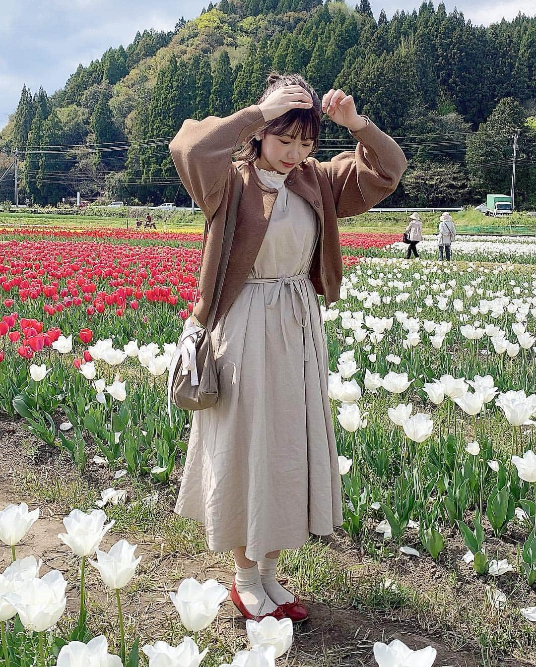 きりまるさんのインスタグラム写真 - (きりまるInstagram)「. . あと、このときのコーデでっす🌼 お花が映えるように全身ベージュにしました☺︎ . あした犬歯のとなりの歯左右、抜歯するから いっときまた笑えないツライ、、、 ワンピース @titivatejp  カーディガン @zozotown  バッグ @dickies  ワンピースはSでぴったり綺麗に着れます めっちゃくちゃ形も色もどストライクですき🤤❤︎ 最後の２枚は色味わかりやすくノーマルカメラ📸です . . #fashion#ootd#outfit#code #coordinate#style#stylepoint #instafashion#instagood#ワンピース#春コーデitivate#titivatestyle  #お花見#ベージュコーデ #フィフス #リネン混vネックワンピース」4月16日 22時02分 - kirimaruuu