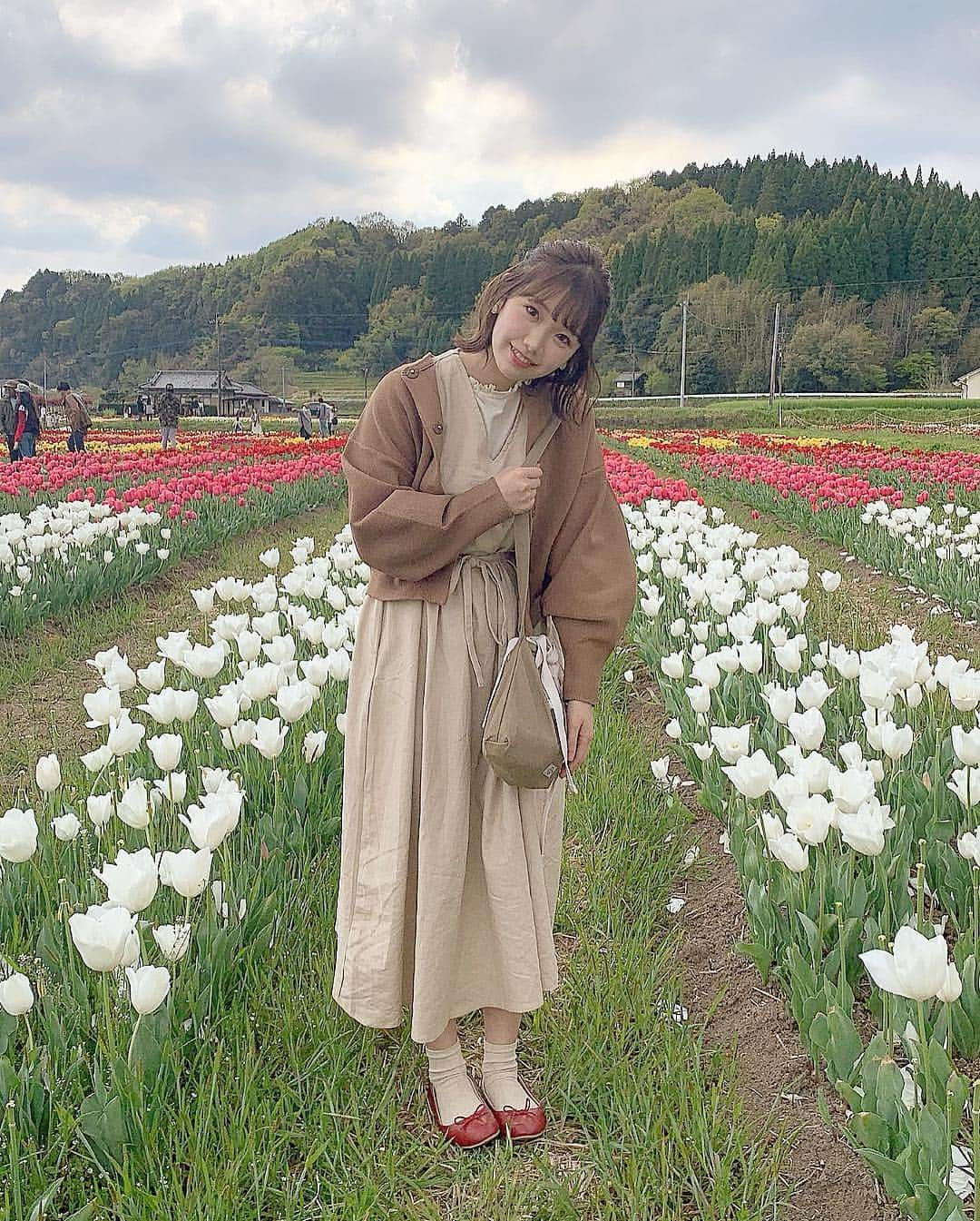 きりまるさんのインスタグラム写真 - (きりまるInstagram)「. . あと、このときのコーデでっす🌼 お花が映えるように全身ベージュにしました☺︎ . あした犬歯のとなりの歯左右、抜歯するから いっときまた笑えないツライ、、、 ワンピース @titivatejp  カーディガン @zozotown  バッグ @dickies  ワンピースはSでぴったり綺麗に着れます めっちゃくちゃ形も色もどストライクですき🤤❤︎ 最後の２枚は色味わかりやすくノーマルカメラ📸です . . #fashion#ootd#outfit#code #coordinate#style#stylepoint #instafashion#instagood#ワンピース#春コーデitivate#titivatestyle  #お花見#ベージュコーデ #フィフス #リネン混vネックワンピース」4月16日 22時02分 - kirimaruuu