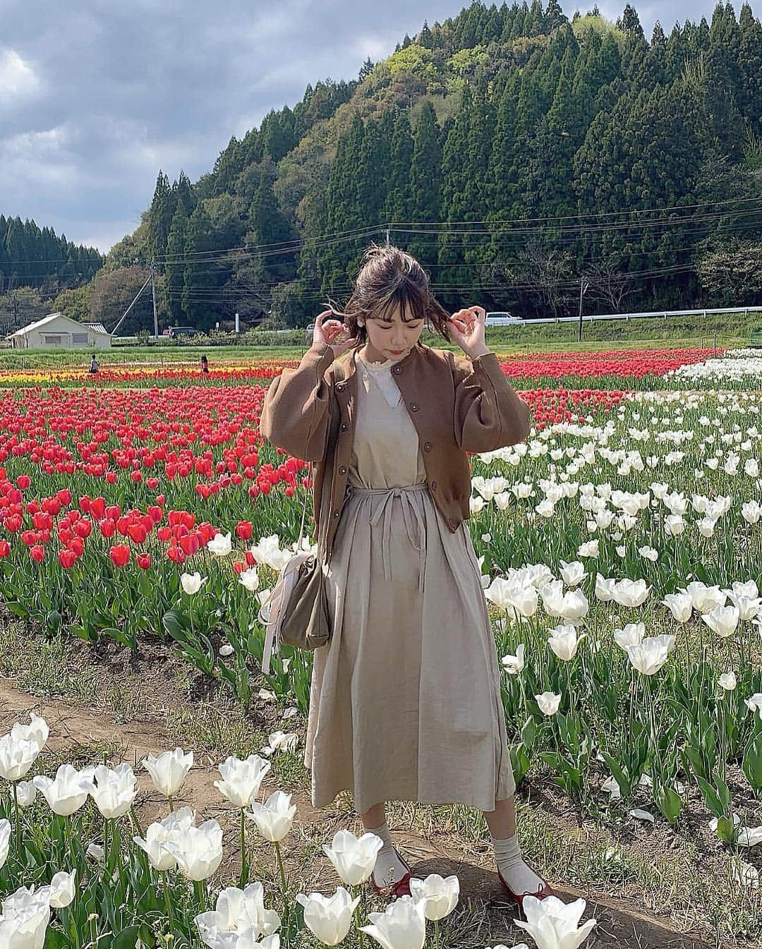 きりまるさんのインスタグラム写真 - (きりまるInstagram)「. . あと、このときのコーデでっす🌼 お花が映えるように全身ベージュにしました☺︎ . あした犬歯のとなりの歯左右、抜歯するから いっときまた笑えないツライ、、、 ワンピース @titivatejp  カーディガン @zozotown  バッグ @dickies  ワンピースはSでぴったり綺麗に着れます めっちゃくちゃ形も色もどストライクですき🤤❤︎ 最後の２枚は色味わかりやすくノーマルカメラ📸です . . #fashion#ootd#outfit#code #coordinate#style#stylepoint #instafashion#instagood#ワンピース#春コーデitivate#titivatestyle  #お花見#ベージュコーデ #フィフス #リネン混vネックワンピース」4月16日 22時02分 - kirimaruuu