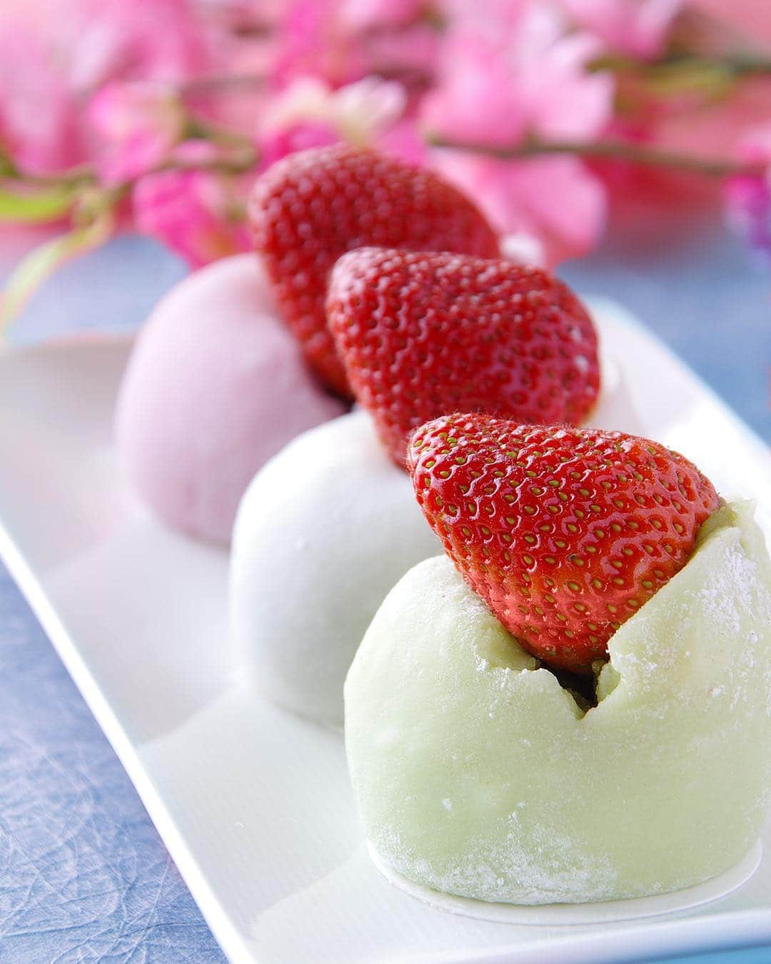 All Nippon Airwaysさんのインスタグラム写真 - (All Nippon AirwaysInstagram)「It’s 🍓 season! That means it’s time for delicious #strawberry #daifuku to take over the Japanese food scene once more. Have you tasted it yet?」4月16日 22時02分 - allnipponairways
