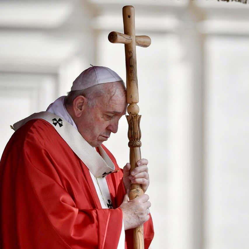 フランシスコ（ローマ教皇）さんのインスタグラム写真 - (フランシスコ（ローマ教皇）Instagram)「FR: Nous sommes unis aujourd'hui au peuple français, et attendons que la douleur liée au grave incendie se transforme en espérance pour la reconstruction. Sainte Marie, Notre Dame, priez pour nous.  EN: Today we unite in prayer with the people of France, as we wait for the sorrow inflicted by the serious damage to be transformed into hope with reconstruction. Holy Mary, Our Lady, pray for us.  PT: Hoje nos unimos em oração com o povo francês, enquanto aguardamos que a dor pelo grave dano se transforme em esperança com a reconstrução. Santa Maria, Nossa Senhora, rogai por nós.  ES: Hoy nos unimos en oración al pueblo francés, mientras esperamos que el dolor por los graves daños se transforme en esperanza mediante la reconstrucción. Santa María, Nuestra Señora, ruega por nosotros.  IT: Oggi ci uniamo in preghiera con il popolo francese, mentre aspettiamo che il dolore per il grave danno si trasformi in speranza con la ricostruzione. Santa Maria, Nostra Signora, prega per noi.  DE: Heute vereinen wir uns im Gebet mit der Bevölkerung Frankreichs, während wir hoffen, dass der Schmerz über den schweren Schaden sich mit dem Wiederaufbau in Hoffnung verwandelt. Heilige Maria, Unsere Liebe Frau, bitte für uns.  PL: Dzisiaj jednoczymy się w modlitwie z narodem francuskim oraz oczekujemy, że ból z powodu poważnego zniszczenia przemieni się w nadzieję poprzez odbudowę. Święta Maryjo, Nasza Pani, módl się za nami.  #NotreDame」4月16日 21時54分 - franciscus