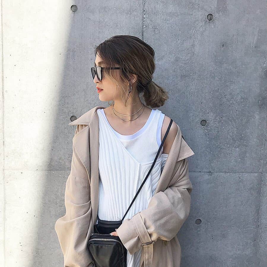 のインスタグラム：「. POP UP STOREで先行発売していたSarah trench☺️オンラインで本日やっっっと発売です✌︎ずるっとゆるっと着れる素材感に、どこから見てもなんかこなれ感でるシルエットが私的にこの時期さいこうです🥰友達で買ってくれた率高すぎて会う時被らないか不安(笑)ベルボトムも今日発売だよー✌︎脚盛れるから私は三色買うんだ！😂👖 POP UP STORE平日は遅い時間ならほぼ毎日おります〜💓 .  #flugge#flugge_official #fluggesnap #ootd#outfit#fashion#instafashion#ig#casual#coordinate#code#me#clane #今日の服#今日のコーデ#今日のコーディネート#コーディネート#カジュアル#ファッション#カジュアルコーデ#トレンチコーデ」
