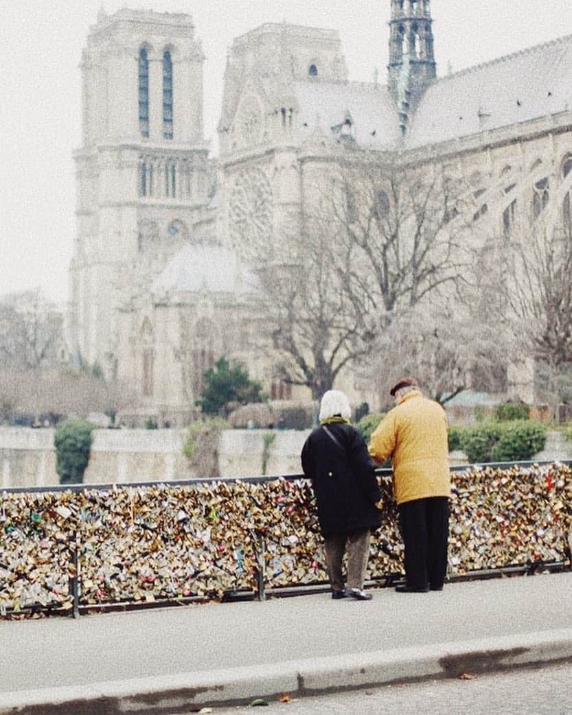 Carin Olssonさんのインスタグラム写真 - (Carin OlssonInstagram)「Everyone has stories, moments, photos, memories and dreams of this beautiful, beautiful monument. Everyone has their own special connection to this landmark and Parisian icon no matter where they are in the world. ⠀⠀⠀⠀⠀⠀⠀⠀⠀ I’m struggling to find words to describe what we witnessed last night and all I can say is that it was absolutely heartbreaking to watch. I couldn’t believe my eyes. My heart aches for Paris, the people of France, anyone who calls this place home, and everyone who’s ever been touched by the beauty, art and history of Notre Dame. Thank you to the firefighters who must have worked tirelessly throughout the whole evening and night (and who are still there now) to save such an important part of Parisian history. ⠀⠀⠀⠀⠀⠀⠀⠀⠀ Everyone has their own story, photos and memories from the first time they laid eyes on the Notre Dame... And me? I count myself as lucky, having this treasure as my next door neighbour during the 5 years I spent on Île Saint Louis. I walked by this place on my way to the metro, the bus, when I went out for a little stroll just to stretch my legs or got to admire the cathedral when sitting at my favourite café at night, looking out over my favourite view in Paris... This has been my backdrop as I’ve cried, fallen in love, when I’ve been happy or when I’ve watched the spring blossom bloom every year since I first moved to Paris... It’s been the backdrop when I walked home after evenings out in the city, as I shared a first kiss and as my friends and I watched the sun set behind the Notre Dame while picnicking below.⠀⠀⠀⠀⠀⠀⠀⠀⠀ ⠀⠀⠀⠀⠀⠀⠀⠀⠀ It truly makes me realise that it’s so important to not take these places and this incredible (!) history that we get to lay our eyes on in the middle of the city everyday for granted. It stops me in my tracks nearly every single time and it will now remind me to stop even more often, take an extra minute and appreciate these historical and beautiful places all around the city even more than I ever did before ♥️」4月16日 21時57分 - parisinfourmonths