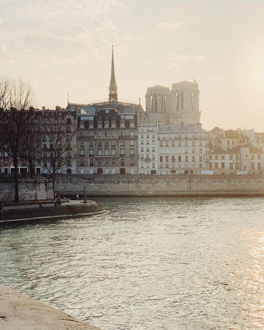 Carin Olssonさんのインスタグラム写真 - (Carin OlssonInstagram)「Everyone has stories, moments, photos, memories and dreams of this beautiful, beautiful monument. Everyone has their own special connection to this landmark and Parisian icon no matter where they are in the world. ⠀⠀⠀⠀⠀⠀⠀⠀⠀ I’m struggling to find words to describe what we witnessed last night and all I can say is that it was absolutely heartbreaking to watch. I couldn’t believe my eyes. My heart aches for Paris, the people of France, anyone who calls this place home, and everyone who’s ever been touched by the beauty, art and history of Notre Dame. Thank you to the firefighters who must have worked tirelessly throughout the whole evening and night (and who are still there now) to save such an important part of Parisian history. ⠀⠀⠀⠀⠀⠀⠀⠀⠀ Everyone has their own story, photos and memories from the first time they laid eyes on the Notre Dame... And me? I count myself as lucky, having this treasure as my next door neighbour during the 5 years I spent on Île Saint Louis. I walked by this place on my way to the metro, the bus, when I went out for a little stroll just to stretch my legs or got to admire the cathedral when sitting at my favourite café at night, looking out over my favourite view in Paris... This has been my backdrop as I’ve cried, fallen in love, when I’ve been happy or when I’ve watched the spring blossom bloom every year since I first moved to Paris... It’s been the backdrop when I walked home after evenings out in the city, as I shared a first kiss and as my friends and I watched the sun set behind the Notre Dame while picnicking below.⠀⠀⠀⠀⠀⠀⠀⠀⠀ ⠀⠀⠀⠀⠀⠀⠀⠀⠀ It truly makes me realise that it’s so important to not take these places and this incredible (!) history that we get to lay our eyes on in the middle of the city everyday for granted. It stops me in my tracks nearly every single time and it will now remind me to stop even more often, take an extra minute and appreciate these historical and beautiful places all around the city even more than I ever did before ♥️」4月16日 21時57分 - parisinfourmonths