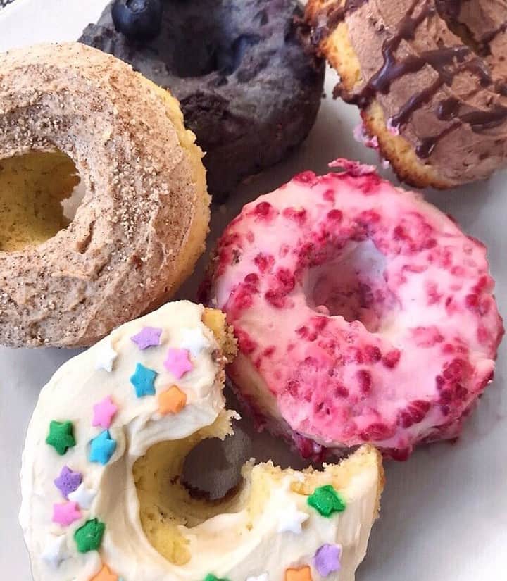 Flavorgod Seasoningsさんのインスタグラム写真 - (Flavorgod SeasoningsInstagram)「🍩 💕KETO DONUTS ⁣ .⁣ Made with:⁣ 👉 #flavorgod Chocolate Donut Seasoning ⁣ -⁣ Many Keto friendly flavors available here ⬇️⁣ Click the link in the bio -> @flavorgod⁣ www.flavorgod.com⁣ .⁣ Recipe by @ketobydesign.⁣ .⁣ Ingredients (Dough):⁣ 1/3 cup Coconut flour⁣ 1/3 cup granular sugar substitute ⁣ 2 tsp baking powder⁣ Sprinkling of Sea salt⁣ 1/4 cup Butter (melted)⁣ 1/4 cup heavy cream⁣ 2 large Egg⁣ 10 drops of @oooflavors glazed donut concentrate⁣ Sprinkle some @flavorgod Chocolate Donut for added flavor!⁣ .⁣ Ingredients (Frosting):⁣ 1/2 cup granular sugar substitute ⁣ 1/4 heavy whipping cream (more if too dry)⁣ *Separate into different mixing bowls, add 2-5 drops of any @oooflavors and fresh mix-ins of your choice to create a diverse dozen⁣ .⁣ Directions:⁣ Combine wet ingredients to the dry and bake @ 350 degrees F for 25 minutes! Let cool and frost⁣ ENJOY !!!⁣」4月16日 22時00分 - flavorgod
