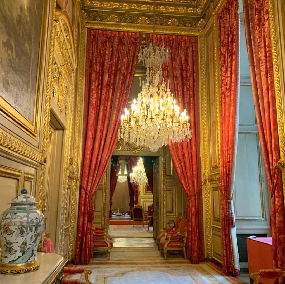 信近エリのインスタグラム：「.﻿ Musée du Louvre﻿ ﻿ 帰国日に、ルーブル美術館へ。 有名どころしか見れなかったので、次回はじっくり回りたい♥️﻿ モナリザは厳戒態勢な上に、人が多くてしっかり見れず😂﻿ ﻿ Paris&Belgium 6/9」