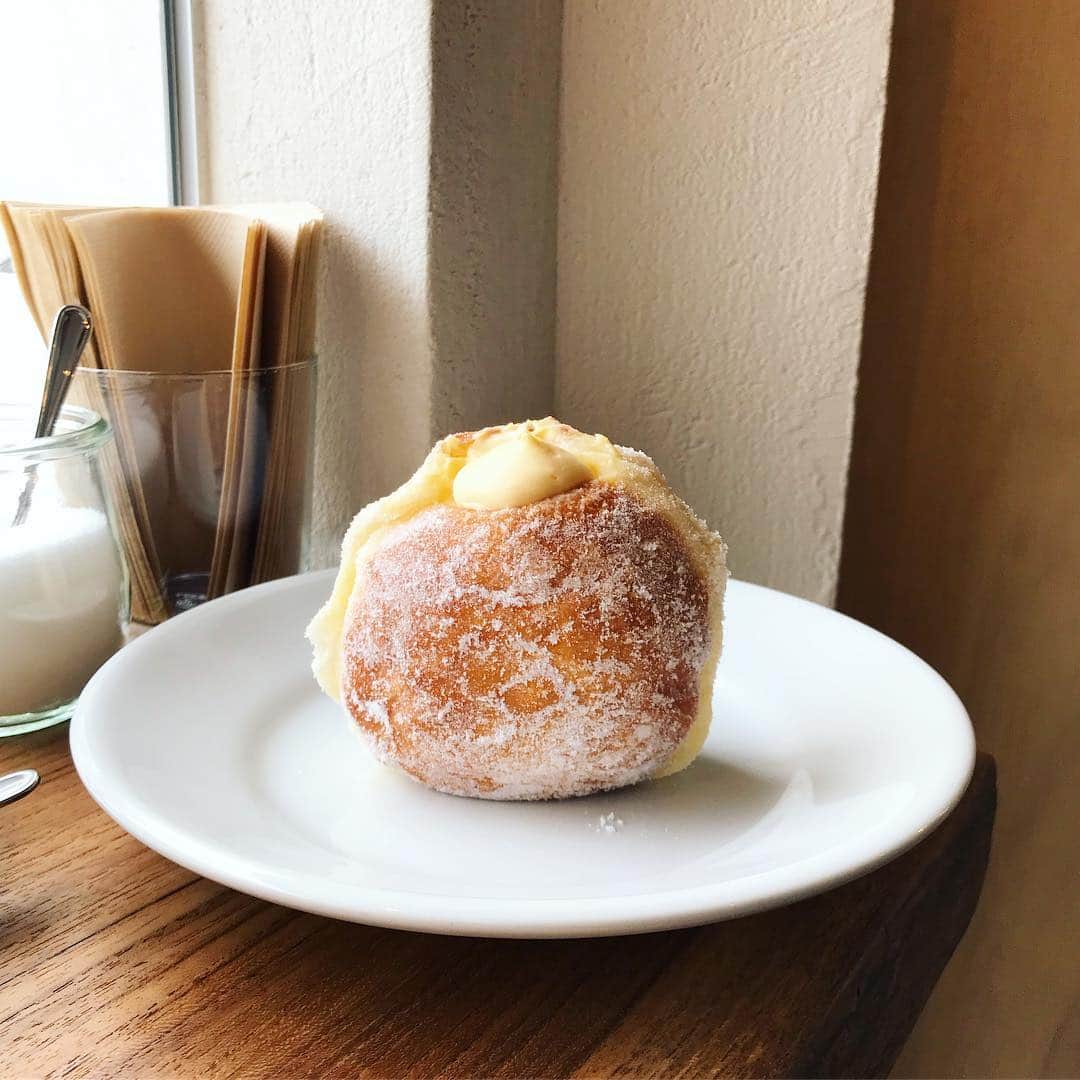 平野紗季子さんのインスタグラム写真 - (平野紗季子Instagram)「他人とは思えないフォルムにピュアなカスタードクリームがパンパン。最高。I see a lot of myself in this doughnut🎈 @kew_kyoto🎈」4月16日 22時02分 - sakikohirano