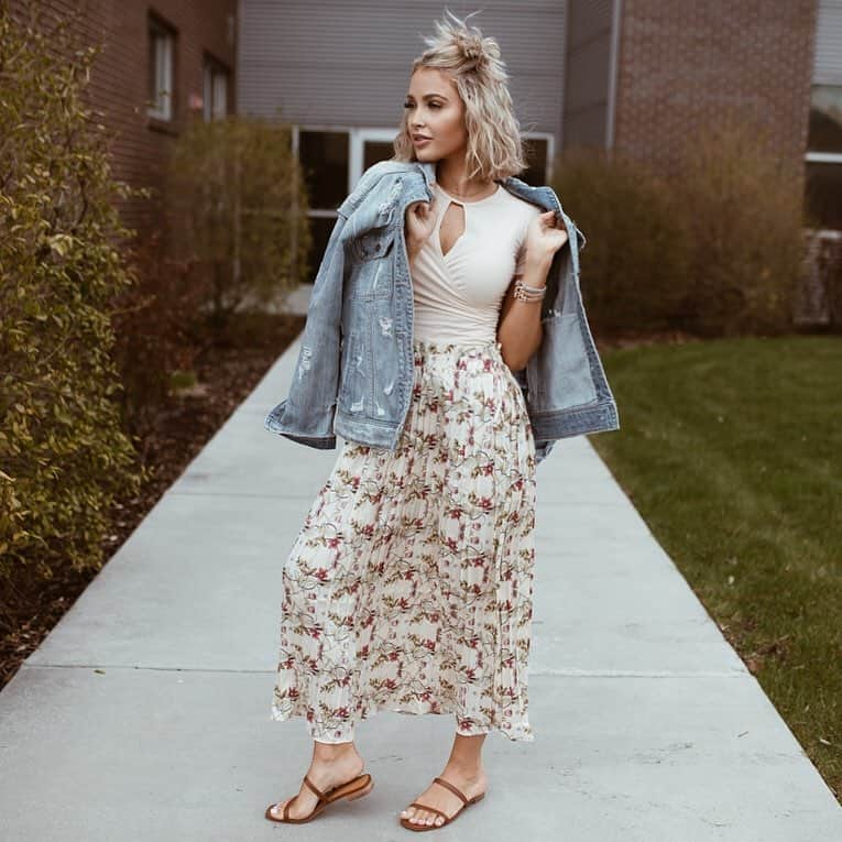 Cara Van Brocklinさんのインスタグラム写真 - (Cara Van BrocklinInstagram)「Today’s look on the blog! The perfect skirt for any occasion from @caralorenshop, and i bought both these sandals and this top in two different colors because i can already tell they are going to be Spring staples of mine! http://liketk.it/2BbXd」4月16日 22時07分 - caraloren