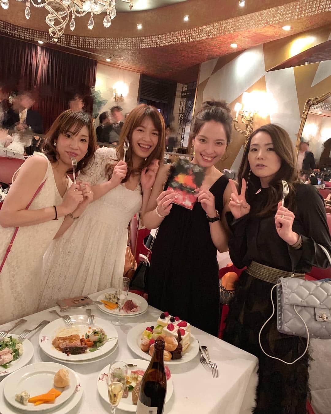 lily112988さんのインスタグラム写真 - (lily112988Instagram)「: #party . . 完全に #時差スタグラム だけど🤭💓 . 先日 @lefua.closet の イメージモデル アンバサダーを代表して パーティに招待していただきました♡ . もう…… ただただ豪華…！ どこを見ても著名人…😳💓 思い出しため息が出るよ(o´Д`)💓 . 素敵な場にご招待くださり たくさんのご縁をくださり 本当にありがとうございます♡ . そして今日は 我らが @lefua.closet 社長のbirthday🎂 いつもほわほわ癒し系の社長が パーティ以降 どえらい人に見えて😂笑 でもやっぱり会って話すと 相変わらずほわほわで安心🤢 昨日もいつも通り ツッコミどころ満載でございました♡笑 . いつもわたしたちのことを 理解し支えてくださって ありがとうございます♡ 素敵な年になりますように…！ . thanx♡ @lefua.closet  @jun.hiraguchi  @minamiyuko60  @tek168 #オーガンジーアングルドゥドレス @osho.f #シューティングスターフェザードレス シャツ @chanimomo #レフア2wayヴィンテージライクレースワンピ ivory @maayanyan0418 #アイレットレースドレス @lily112988 #レフア2wayヴィンテージライクレースワンピ  black : : : #partydress #itspartytime #パーティードレス #パーティーコーデ #パーティーヘア #おめかしコーデ  #mamagirl #ママ読モ #読モ #ママモデル #モデル #プチプラ高見えコーデ #おしゃれさんと繋がりたい #cbk #アパレルモデル #ポートレート #ポートレートしま専科 #ママコーデ #大人カジュアル #撮影依頼受付中 #サロモ #サロンモデル」4月16日 22時18分 - lily112988