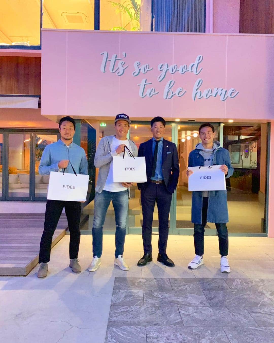 都倉賢のインスタグラム：「ヴィッセル神戸の時にお世話になって今はアパレルブランド @fides_japan を手がけるテルさん @teruteru620 にナオとコウタと会いに神戸に遊びにきました😊  セカンドキャリアを頑張っているテルさんをこれからも応援していきたいです💪💪💪」