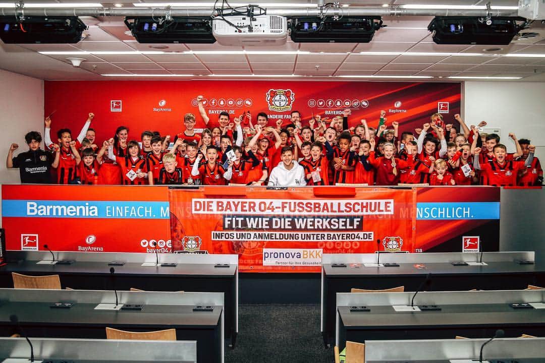 バイエル・レバークーゼンさんのインスタグラム写真 - (バイエル・レバークーゼンInstagram)「@panosretsos stopped by our football school, answered questions and took selfies. Say cheese! 📸 😁 #Bundesliga #Bayer04 #Werkself」4月16日 22時13分 - bayer04fussball