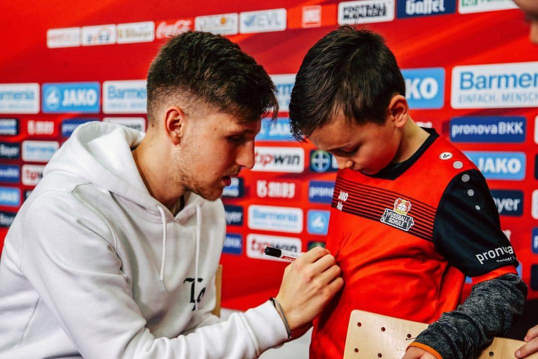 バイエル・レバークーゼンさんのインスタグラム写真 - (バイエル・レバークーゼンInstagram)「@panosretsos stopped by our football school, answered questions and took selfies. Say cheese! 📸 😁 #Bundesliga #Bayer04 #Werkself」4月16日 22時13分 - bayer04fussball