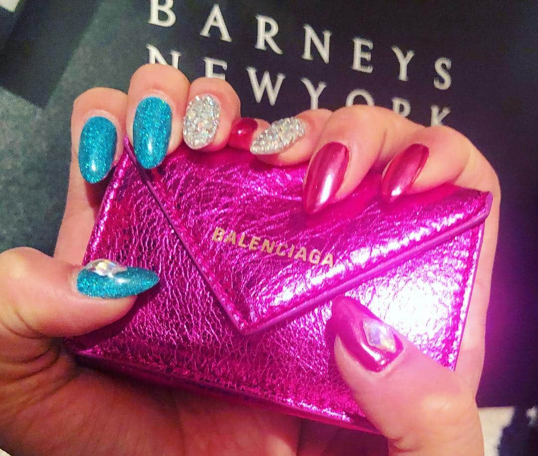 DJ JUICYのインスタグラム：「春なので新しいお財布👛✨ メタリックピンクどストライク😍💖 #balenciaga#juicy#color#pink#barneysnewyork#nail#juicynail#wallet#walletfunclub」