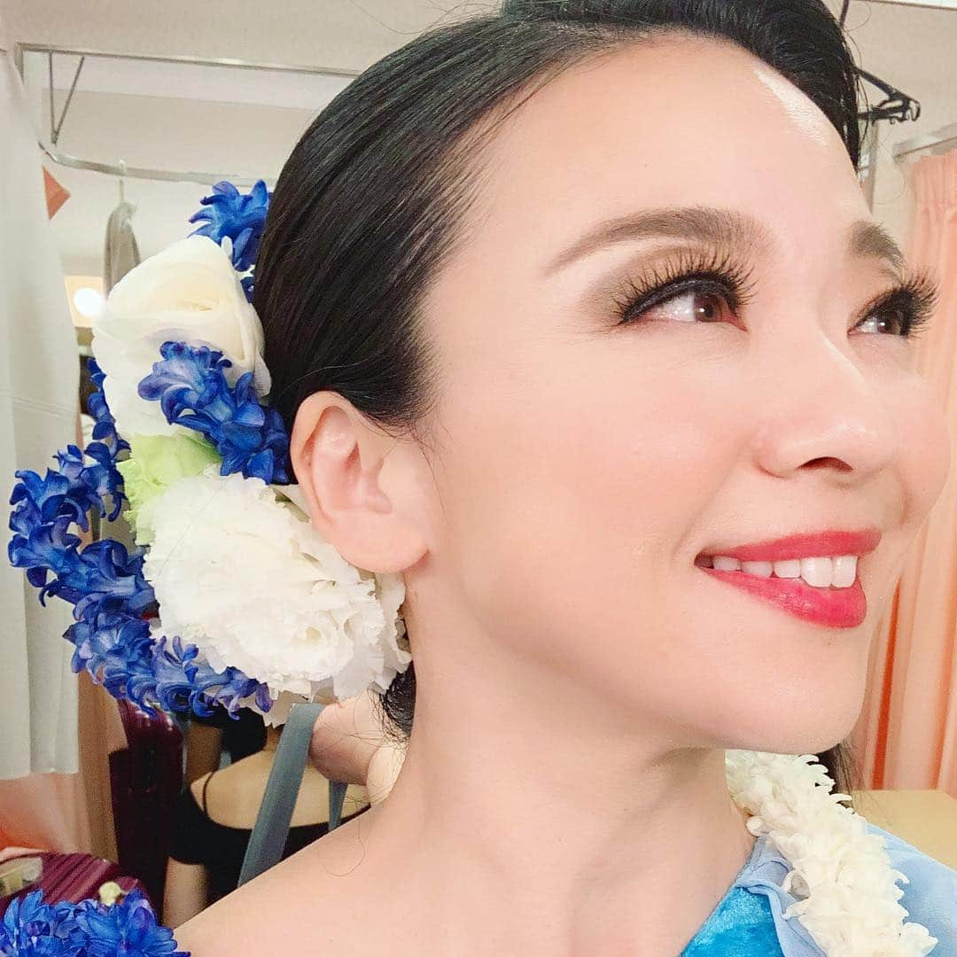 結城さなえさんのインスタグラム写真 - (結城さなえInstagram)「コンペの時のお花たち💐💐 普段のイベントでは造花の花飾りですが、コンペでは生花を使います。 楽屋はお花の香りでいっぱいで、とても幸せな気分に✨ レイはヒヤシンスを使った繊細なカラーグラデーションを作っていただきました💕💕お花でグラデーションなんて、なんて贅沢なんでしょう！ 髪飾りは、レイと同じヒヤシンスにトルコキキョウ、ラナンキュラスと上品かつ華やかな組み合わせ✨ 身につけ、香り、共に過ごすだけで胸がいっぱいになる感動❤️ この子達と一緒に踊れて幸せでした。 いただいたお花は記念にドライフラワーとハーバリウムにしました🌺🌺 ☆ #花 #フラ #レイ #髪飾り  #髪飾り生花  #ヒヤシンス  #トルコキキョウ  #ラナンキュラス  #グラデーション  #フラワーアレンジメント  #ドライフラワー  #ハーバリウム  #ホオナネアフラコンペティション  #アロハ #ハワイ #hula #aloha #flowers」4月16日 22時15分 - yuukisanae