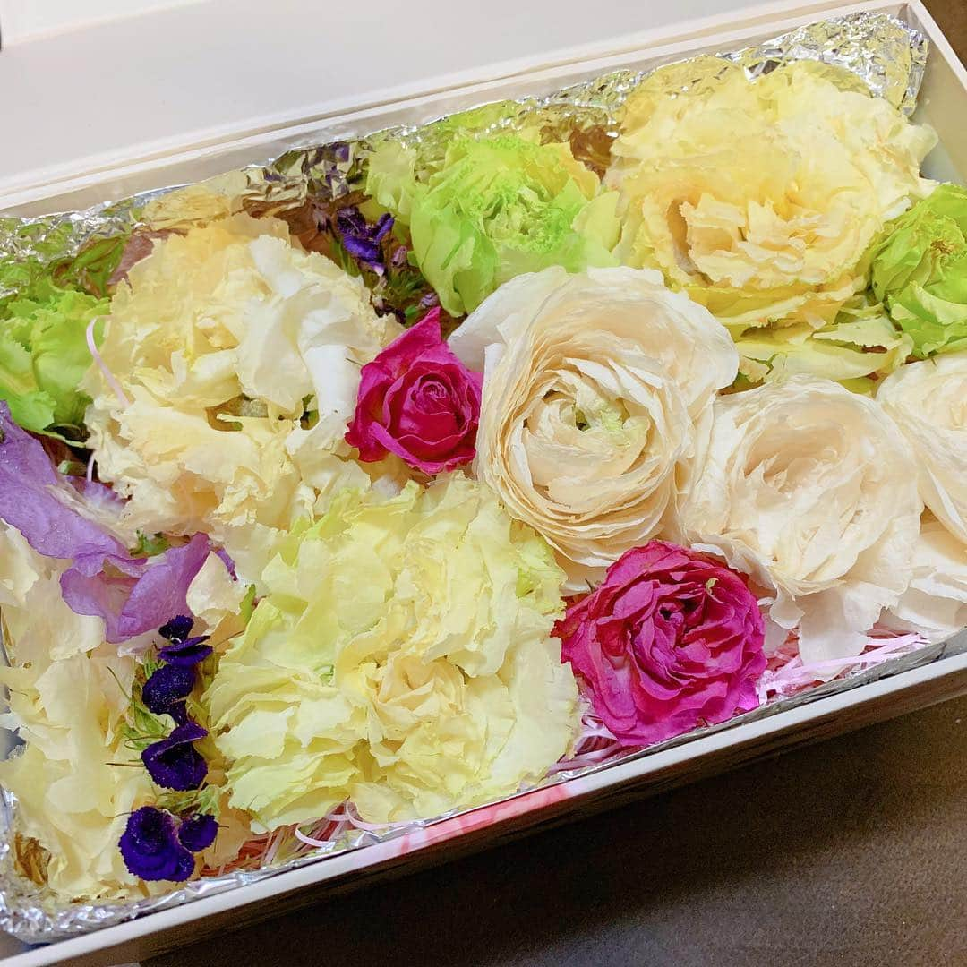 結城さなえさんのインスタグラム写真 - (結城さなえInstagram)「コンペの時のお花たち💐💐 普段のイベントでは造花の花飾りですが、コンペでは生花を使います。 楽屋はお花の香りでいっぱいで、とても幸せな気分に✨ レイはヒヤシンスを使った繊細なカラーグラデーションを作っていただきました💕💕お花でグラデーションなんて、なんて贅沢なんでしょう！ 髪飾りは、レイと同じヒヤシンスにトルコキキョウ、ラナンキュラスと上品かつ華やかな組み合わせ✨ 身につけ、香り、共に過ごすだけで胸がいっぱいになる感動❤️ この子達と一緒に踊れて幸せでした。 いただいたお花は記念にドライフラワーとハーバリウムにしました🌺🌺 ☆ #花 #フラ #レイ #髪飾り  #髪飾り生花  #ヒヤシンス  #トルコキキョウ  #ラナンキュラス  #グラデーション  #フラワーアレンジメント  #ドライフラワー  #ハーバリウム  #ホオナネアフラコンペティション  #アロハ #ハワイ #hula #aloha #flowers」4月16日 22時15分 - yuukisanae