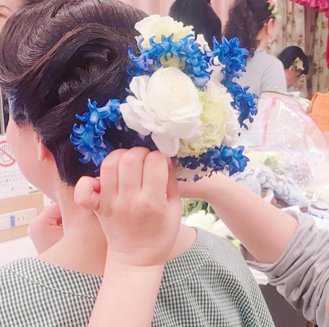 結城さなえさんのインスタグラム写真 - (結城さなえInstagram)「コンペの時のお花たち💐💐 普段のイベントでは造花の花飾りですが、コンペでは生花を使います。 楽屋はお花の香りでいっぱいで、とても幸せな気分に✨ レイはヒヤシンスを使った繊細なカラーグラデーションを作っていただきました💕💕お花でグラデーションなんて、なんて贅沢なんでしょう！ 髪飾りは、レイと同じヒヤシンスにトルコキキョウ、ラナンキュラスと上品かつ華やかな組み合わせ✨ 身につけ、香り、共に過ごすだけで胸がいっぱいになる感動❤️ この子達と一緒に踊れて幸せでした。 いただいたお花は記念にドライフラワーとハーバリウムにしました🌺🌺 ☆ #花 #フラ #レイ #髪飾り  #髪飾り生花  #ヒヤシンス  #トルコキキョウ  #ラナンキュラス  #グラデーション  #フラワーアレンジメント  #ドライフラワー  #ハーバリウム  #ホオナネアフラコンペティション  #アロハ #ハワイ #hula #aloha #flowers」4月16日 22時15分 - yuukisanae