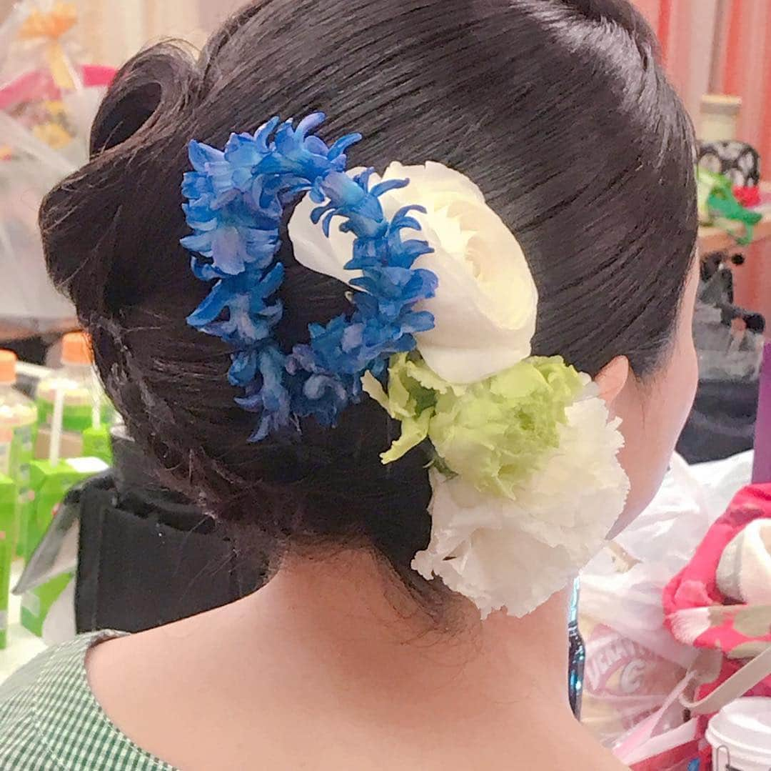 結城さなえさんのインスタグラム写真 - (結城さなえInstagram)「コンペの時のお花たち💐💐 普段のイベントでは造花の花飾りですが、コンペでは生花を使います。 楽屋はお花の香りでいっぱいで、とても幸せな気分に✨ レイはヒヤシンスを使った繊細なカラーグラデーションを作っていただきました💕💕お花でグラデーションなんて、なんて贅沢なんでしょう！ 髪飾りは、レイと同じヒヤシンスにトルコキキョウ、ラナンキュラスと上品かつ華やかな組み合わせ✨ 身につけ、香り、共に過ごすだけで胸がいっぱいになる感動❤️ この子達と一緒に踊れて幸せでした。 いただいたお花は記念にドライフラワーとハーバリウムにしました🌺🌺 ☆ #花 #フラ #レイ #髪飾り  #髪飾り生花  #ヒヤシンス  #トルコキキョウ  #ラナンキュラス  #グラデーション  #フラワーアレンジメント  #ドライフラワー  #ハーバリウム  #ホオナネアフラコンペティション  #アロハ #ハワイ #hula #aloha #flowers」4月16日 22時15分 - yuukisanae