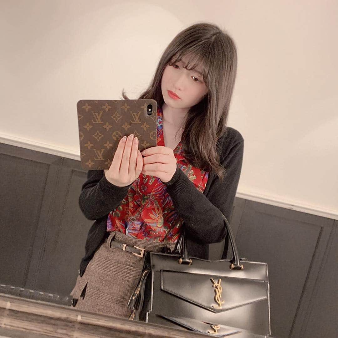野地優奈さんのインスタグラム写真 - (野地優奈Instagram)「. 今年は色と柄を取り入れるゾって 買ったトップス^_^おきにいり ブランド忘れたけど。」4月16日 22時18分 - yediyounai310
