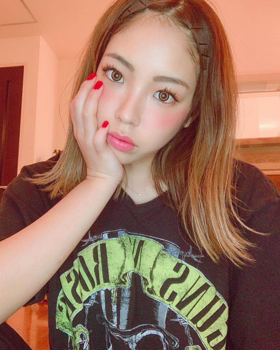 Linaのインスタグラム：「この間 @hairtao193 でカラーしてもらっていい感じに色落ちてきたー💇🏻‍♀️ ありがとうございました❤️ . nailは濃い赤🌹塗るギリギリまで @nailiejp 見たりして凄く迷ったけど結局好きな色ばっかリピしてしまう😀❤️. . #hairsalon #haircolor #広尾 #nail #nailiejp #gelnails #red #nailstagram」
