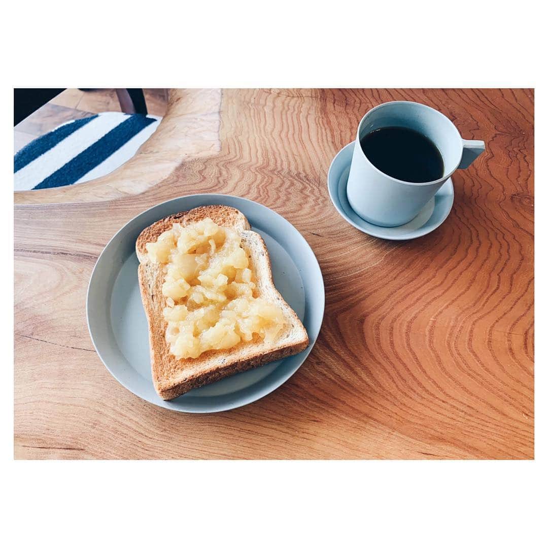 ideaco online storeさんのインスタグラム写真 - (ideaco online storeInstagram)「・ トーストにぴったりサイズ☺︎ usumono plate18。 ・ コーヒーはusumono cupとusumono plate11の カップ&ソーサーで☕︎ ・ ぜーんぶお揃いで使えるのが嬉しい♡ 軽くて薄くて割れにくい竹で出来たメラミン食器。 ・ #ideaco#イデアコ#トースト#usumono#ウスモノ#バンブーメラミン#メラミン食器#お皿#朝ごはん#朝御飯#朝ごパン#リンゴジャム#コーヒー時間#コーヒータイム#おうちカフェ#おうちcafe#toast#テーブルフォト#おうちごはん#tablephoto#シンプルな暮らし#シンプルライフ#食パン#coffeetime#こどものいる暮らし#メラミンカップ #メラミンプレート#usumonocup#usumonoplate11#usumonoplate18 @ideaco_home」4月16日 22時20分 - ideaco_home