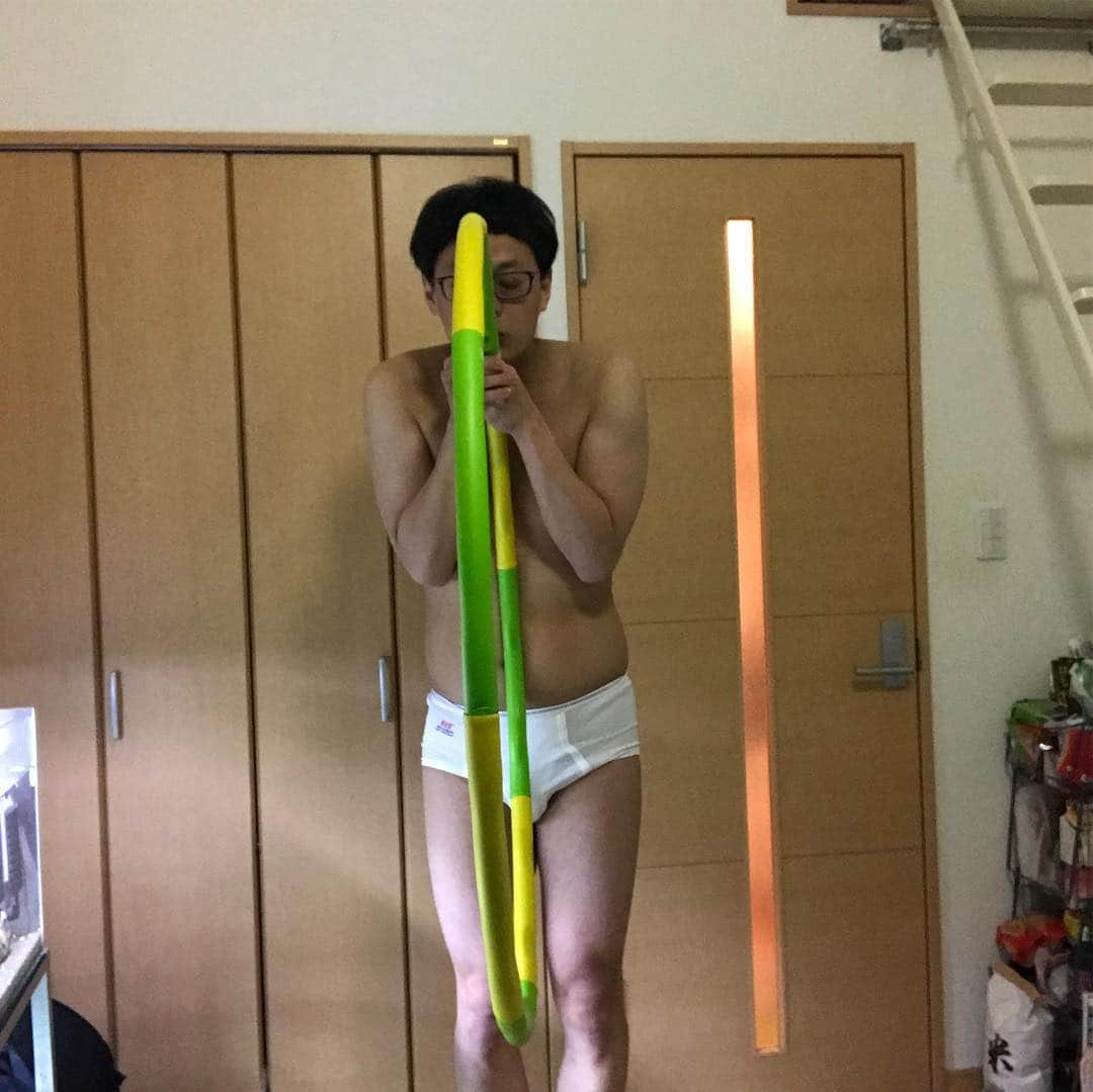 宮戸洋行さんのインスタグラム写真 - (宮戸洋行Instagram)「【単独まであと25日】単独に向けてダイエットを！ということで毎日200秒間フラフープに挑戦します！200秒間回せれなかったら罰ゲームです！ 4月16日はこのようになりましたm(_ _)m」4月16日 22時21分 - hiroyuki_gag