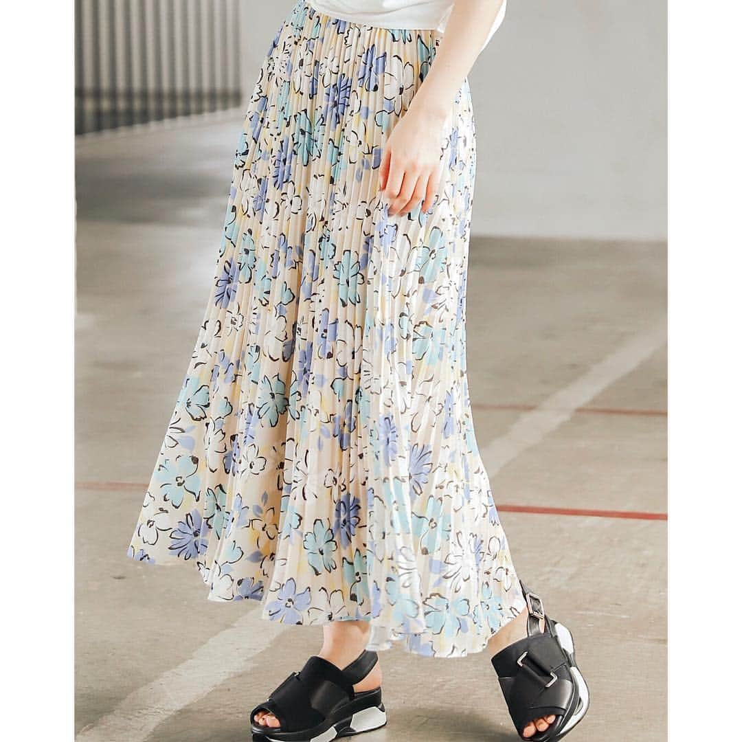 ミスティウーマンさんのインスタグラム写真 - (ミスティウーマンInstagram)「.﻿﻿﻿﻿﻿﻿﻿﻿﻿﻿﻿ APRIL LOOK﻿﻿﻿﻿﻿﻿﻿ ﻿﻿﻿﻿﻿﻿﻿﻿﻿﻿﻿ ﻿﻿﻿﻿﻿﻿﻿ PANTS ¥7,452﻿﻿ SHOES ¥7,452﻿﻿﻿﻿ ﻿﻿﻿﻿ ﻿﻿﻿﻿﻿﻿﻿﻿﻿ ﻿﻿﻿﻿﻿﻿﻿﻿﻿﻿﻿ ﻿﻿﻿ ◆画像タッチで、商品情報・購入へ。﻿﻿﻿﻿﻿﻿﻿﻿﻿﻿﻿ ﻿﻿﻿﻿﻿﻿﻿﻿﻿﻿ ﻿﻿﻿ #mystywoman #ミスティウーマン #april #4月 #2019ss #coordinate #コーディネート #花柄 #プリーツ #プリーツパンツ #トレンド #春コーデ #大人かわいい #フェミニン #スポサン #サンダル #スポーツミックス」4月16日 22時22分 - mystywoman_com