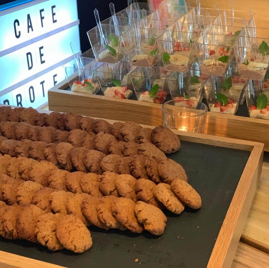 梅野舞さんのインスタグラム写真 - (梅野舞Instagram)「Natural cafe de PROTEIN Launch partyへ❤️ しっかり食べて、ワークアウトして、健康的にボディメイク！！ めりはりグラマラスボディを目指す女性の為に産まれたBODY FITのご紹介いただきました。  第一弾は４月１３日に発売されるCaf de PROTEIN  プロテイン初心者の方でも飲みやすいカフェフレーバー、リッチショコラとロイヤルミルクティー  ７つのフリーポリシーにこだわり（人工甘味料・防腐剤・保存料・着色料・安定剤・日持ち向上剤・カフェインなどの添加物不使用）、トレーニーも納得した高タンパク量２０g配合のミルク&ソイブレンド ナチュラルプロテイン  ゲストによるトークショーや  プロテインを使ったケータリング  生活の一部に取り入れたい 美味しくて飲みやすいプロテインでした♡♡ #ボディフィット #カフェデプロテイン #ナチュラルプロテイン #健康#health#グラマラスボディ#リッチショコラ#ロイヤルミルクティー #高タンパク#beauty#instagood #instapic#beautygram」4月16日 22時35分 - mai.umeno