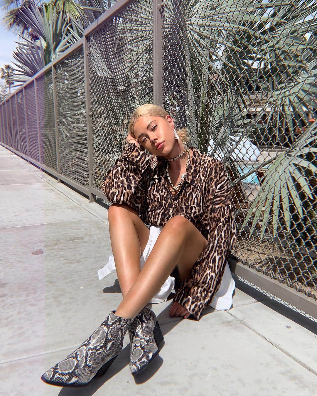 サムエデルマンのインスタグラム：「Desert days ☀️ @jourdansloane in our Winona bootie」