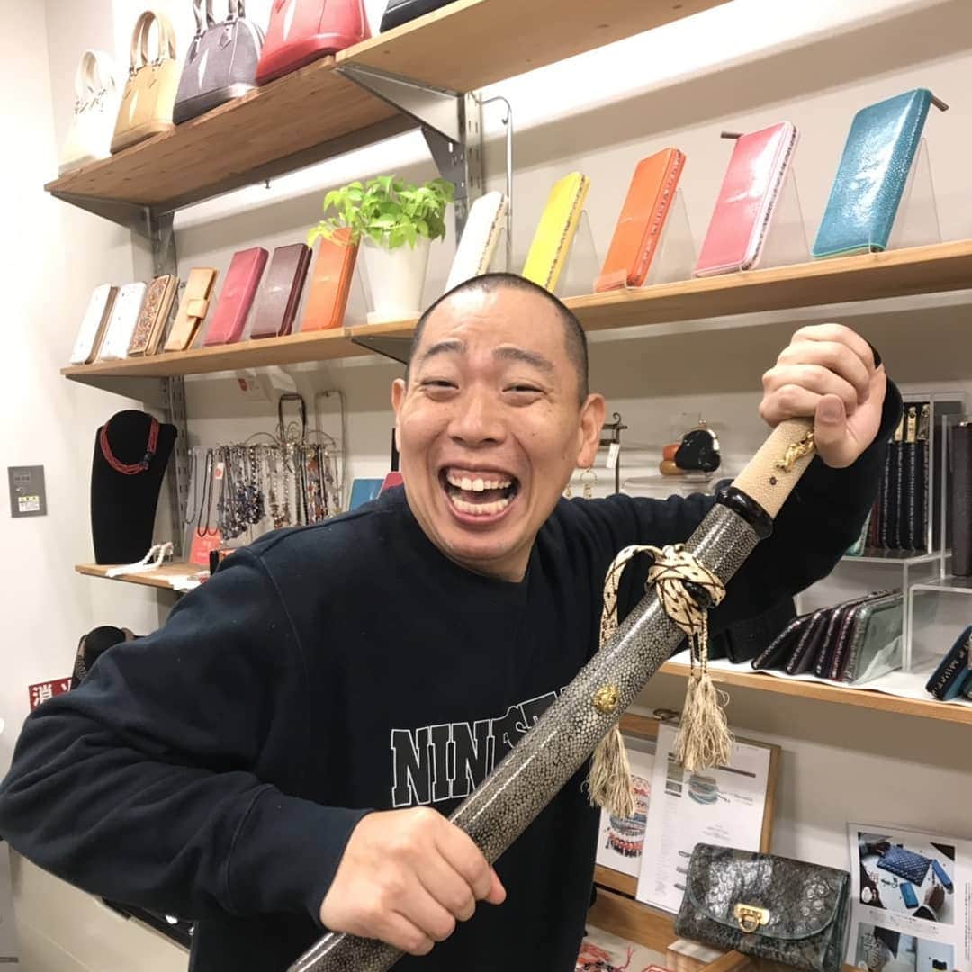 松本康太さんのインスタグラム写真 - (松本康太Instagram)「珍しいエイ革専門店『BAHARI (バハリ) 』御徒町にあるお店に、久しぶりに遊びに行きました(^-^)♪最近は百貨店さんにも出店されてるので大忙し♪下町の職人さんの作品です(^○^)エイ革 触り心地が抜群ですよ♪ ♢新宿伊勢丹 本館1階 財布売場 ♢あべのハルカス近鉄本店 7階 紳士売場 ・明日4月17日(水曜日)から23日(火曜日)  #エイ #エイ革 #御徒町 #財布 #刀 #katana #キルビル #killbill #やっちまいな #バハリ #bahari #ガルーシャ #レギュラー松本 #あるある探検隊」4月16日 22時45分 - aruarutankentai.matsumoto