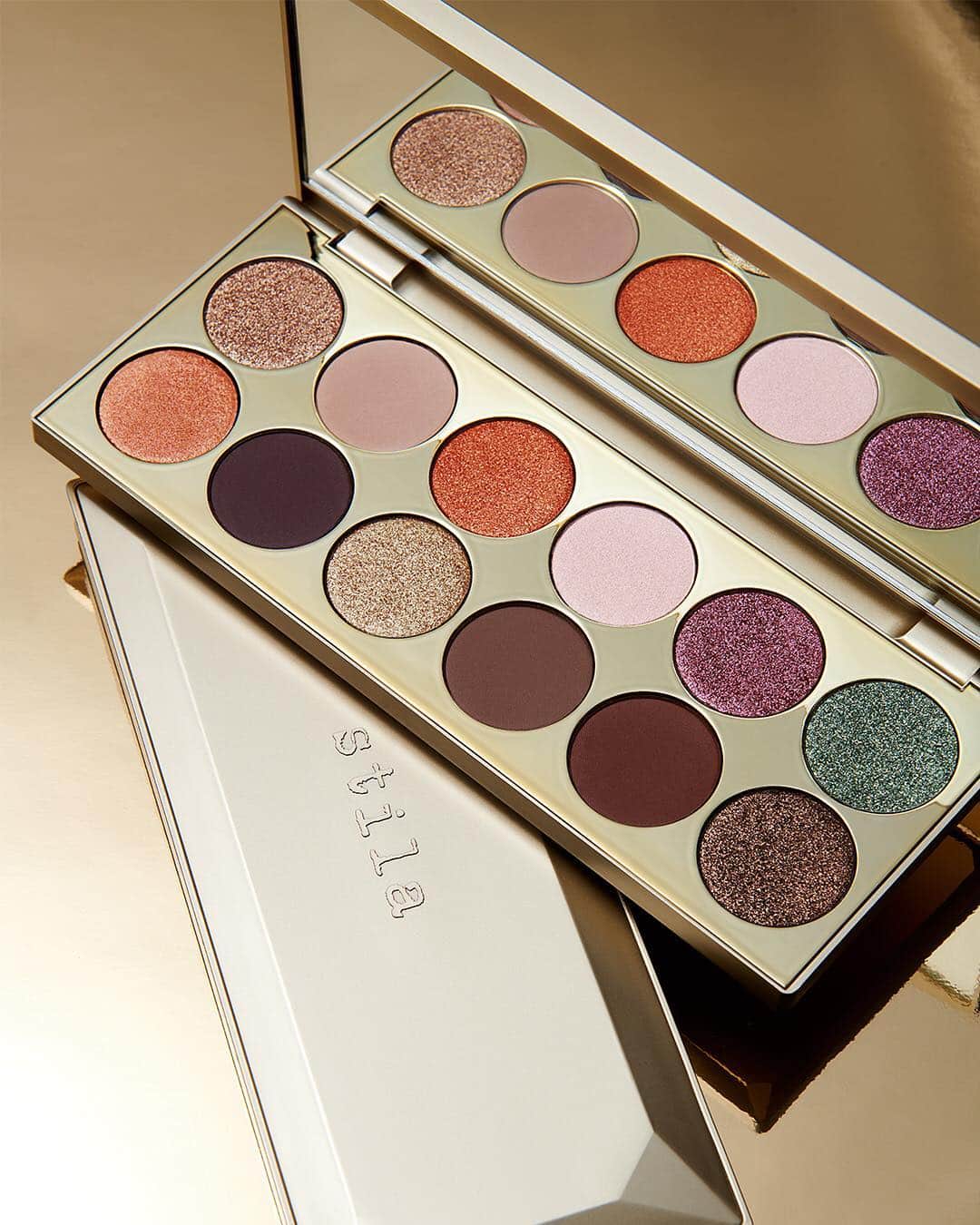 Stila Cosmeticsさんのインスタグラム写真 - (Stila CosmeticsInstagram)「Our NEW After Hours Eye Shadow Palette has 12 luxe matte & shimmer shades in neutral tones with a few pops of rich saturated color🤩 Perfect for taking your day look into the evening ✨ Available @ultabeauty #ulta #afterhours #stilacosmetics #eyecandy」4月16日 22時37分 - stilacosmetics
