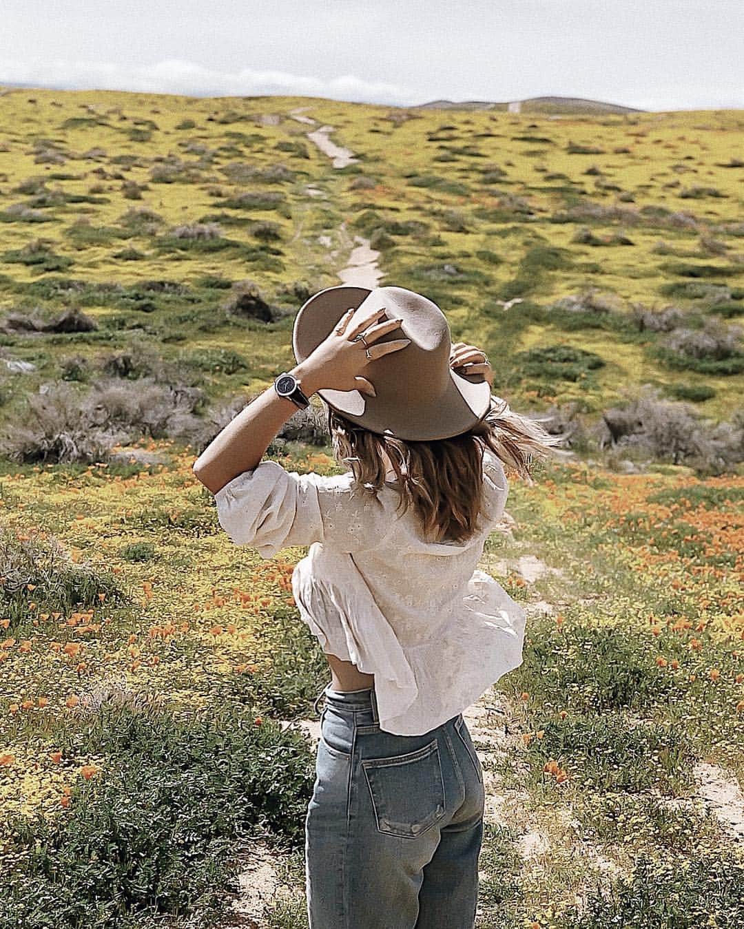 Manamiのインスタグラム：「🌼🌼🌼 ㅤ こんな一面真っ黄色な世界は初めてだったよ😍💛 連れてきてくれた @nnaaoo.tt ありがとう💛 ㅤ hut @brixtonwomens tops @urbanoutfitters denim #anotheredition watch @breitling_japan @breitling ㅤ 📸 @ailove_la」