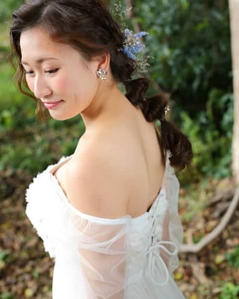 Dresses (ドレッシーズ)さんのインスタグラム写真 - (Dresses (ドレッシーズ)Instagram)「* ---------------------------------------- プレ花&卒花さまの素敵なお写真をご紹介します✨ 《 #ドレッシーズ花嫁 》を付けて、投稿してくださいね💐 ---------------------------------------- ウェディングドレス:03-5682 ドレスブランド: @fiorebianca_wedding  イヤリング:07-8470 * こちらのドレスは @fiorebianca_wedding のドレスです。 ----------------------------------------- <お問い合わせ> 💌@dresses_weddingdress へDM 📞 0120-791-249 ご試着予約やレンタル価格など、お気軽にお問い合わせください。 ----------------------------------------- . コーディネートのポイントや詳細は @dresses_weddingdressホーム画面URLへ。 * その他の @fiorebianca_wedding のドレスは #fiorebianca_dresses よりご覧いただけます。 * 素敵だと思ったら、写真をダブルタップ✨ * #ドレッシーズ#フィオーレビアンカ#ガーデンウェディング#森の結婚式#袖付きウェディングドレス」4月16日 22時39分 - dresses_weddings