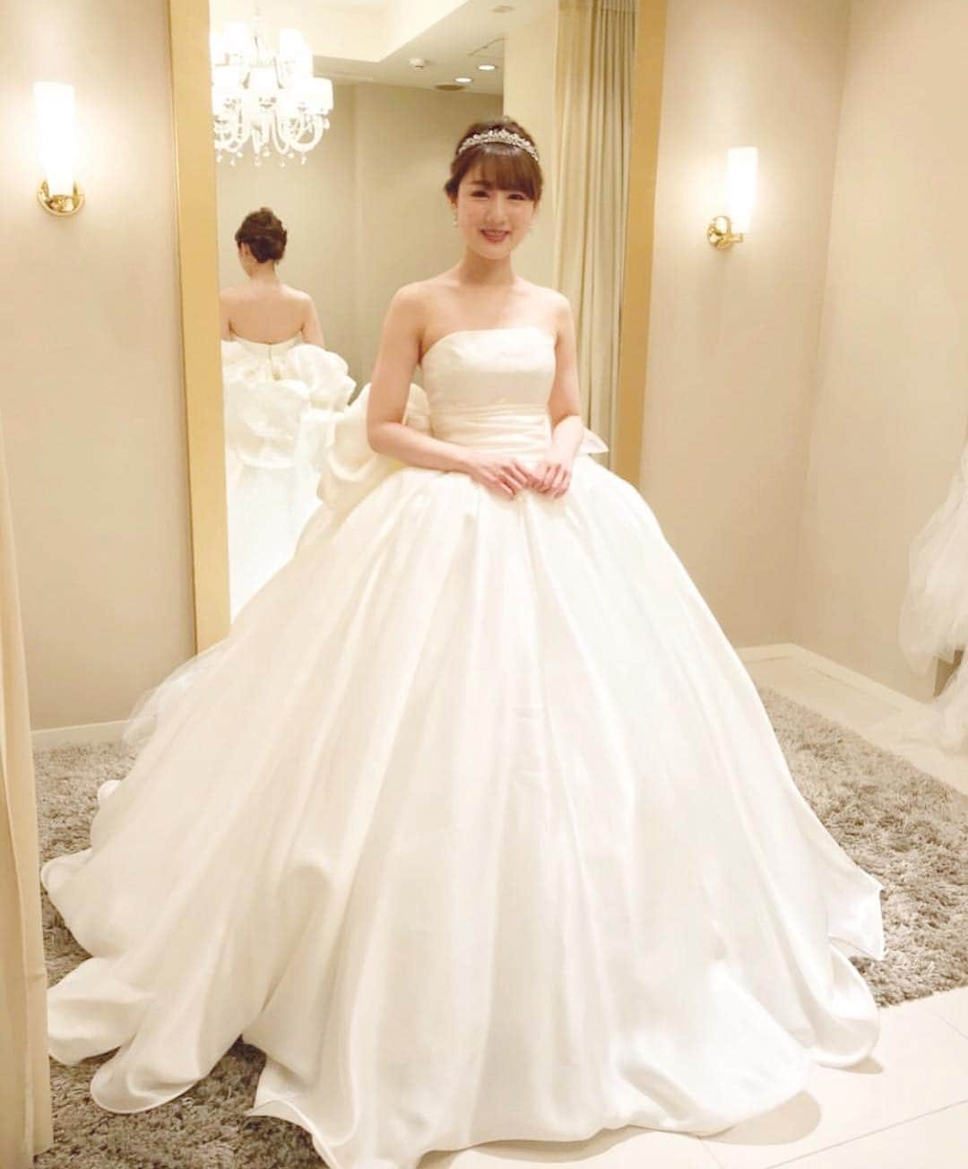 プレ花嫁の結婚式準備アプリ♡ -ウェディングニュースさんのインスタグラム写真 - (プレ花嫁の結婚式準備アプリ♡ -ウェディングニュースInstagram)「大人気♡アントニオリーヴァのドレス5選👗photo9枚💕 * * こちらのお写真は * １着目：@e300330 さん ２着目：@akowedding さん ３着目：@a_wd_gram さん ４着目：@brappy_wd さん ５着目：@wd_ty88 さん * からリグラムさせていただきました🌟ありがとうございました😊✨ * * 花嫁さんに大人気の #ドレス ブランド 💓 #antonioriva の #ウェディングドレス ＆ #カラードレス 👗❤ * 🌼1着目【ダフネ】 とろんとした質感とボリュームが多くの花嫁さんを虜にする1着💕大人気 #ドレス の【sissi】と似たデザインですがバックスタイルにチュールが使われているのがsissiとのちがいでこちらのドレスの魅力的なところです💕 * 🌼2着目【SIBLLA】 落ち着いた色味のブルーとボリュームのあるスカートで大人可愛い1着💙張りのある質感と色味の組み合わせがとても素敵です😍 * 🌼3着目【CINZIA】 アシンメトリーなリボンが印象的な1着💕甘過ぎない可愛さも魅力的なポイントですね😊✨ * 🌼4着目【Clementina】 色味も形もエレガントで華やかな1着❤ウエストの大きなリボンが可愛くとても華やかで #アントニオリーヴァ らしいですよね😍 * 🌼5着目【sissi】 淡いピンクのsissi💕優しい色味と生地の質感の組み合わせがロマンチックですよね☺️💓シンプルだけどしっかり個性のある大人気ドレスです💕 * どのドレスもとても素敵なのでぜひスワイプ👉🏻してチェックしてみてくださいね✨♩ * * * * ＼📷投稿お待ちしています／ * 花嫁はもちろん、業者さんも大歓迎✨ アナタのお写真をご紹介してもOKという方は、ぜひ #ウェディングニュース にお写真を投稿してください💕 * * ⬇︎関連アカウント⬇︎ * 💒式場検索 【 @weddingnews_concierge 】 👰マイレポ花嫁 【 @weddingnews_brides 】 * * その他、編集部からの連絡専用 @weddingnews_contact や、スタッフ個人の連絡用として @WN_xxxx（xxxは個人名）があります💕 * ………………………………………… ❤️WeddingNewsとは？ * * 花嫁のリアルな”声”から生まれた 花嫁支持率No1✨スマホアプリです📱💕 * * 🌸知りたい… #結婚式準備 に役立つ記事を毎日150件配信中♩ * 🌸見たい… インスタの #ウェディング 系投稿TOP100が毎日チェックできる＊IG画像の複数ワード検索も可♩ * 🌸叶えたい… #結婚式 関連の予約サイトが大集合♩ * 🌸伝えたい… 自分の結婚式レポ『マイレポ』が簡単に作れる♩先輩花嫁のレポが読める♩ * * @weddingnews_editor のURLからDLしてね✨ * * * #プレ花嫁 #結婚  #花嫁  #ウエディング #ドレス迷子 #ドレス選び #ドレス試着 #挙式 #披露宴 #お色直し #プレ花嫁さんと繋がりたい  #ウエディングドレス #婚約指輪  #2020春婚  #ハワイ挙式 #ホテルウェディング  #大人婚 #二次会ドレス #2019秋婚 #2019冬婚 #ブライダルフェア」4月16日 22時42分 - weddingnews_editor