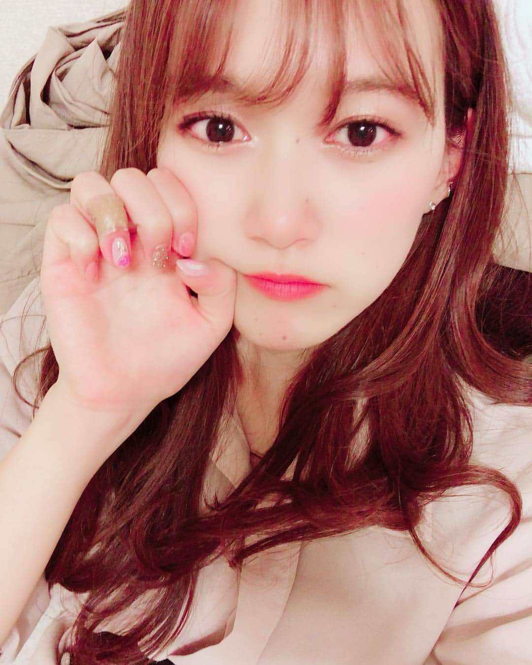 高橋茉奈さんのインスタグラム写真 - (高橋茉奈Instagram)「＊2019.04.16 今日は旅行に合わせてネイル変えた☺️💕 春っぽく、落ち着いたピンクです\( ˆoˆ )/ 抽象画みたいなお花が可愛すぎる！！！ 爪弱すぎるけど、頑張ってもたせる🥺 ＊ そしてそして今日は、 愛するプリンくんのお誕生日💕💓💞 🎊🎉@pomupomupurinofficial🎉🎊 いつもわたしの精神安定剤であり、 元気をくれる存在のプリンくん🥺💕 本当におめでとううう😭😭💛💛💛 最近会えてなくて寂しい... 今年も年パス買わなければ\( ˆoˆ )/♥ #셀카#셀피#나#일상#여자#23살#94년생#일본인#패션#얼짱#셀스타그램#얼스타그램#인스타그램#맞팔은댓글#ネイル#お花ネイル#ピンクネイル#ポムポムプリン#プリンくん#お誕生日#おめでとう」4月16日 22時48分 - 94.05.28