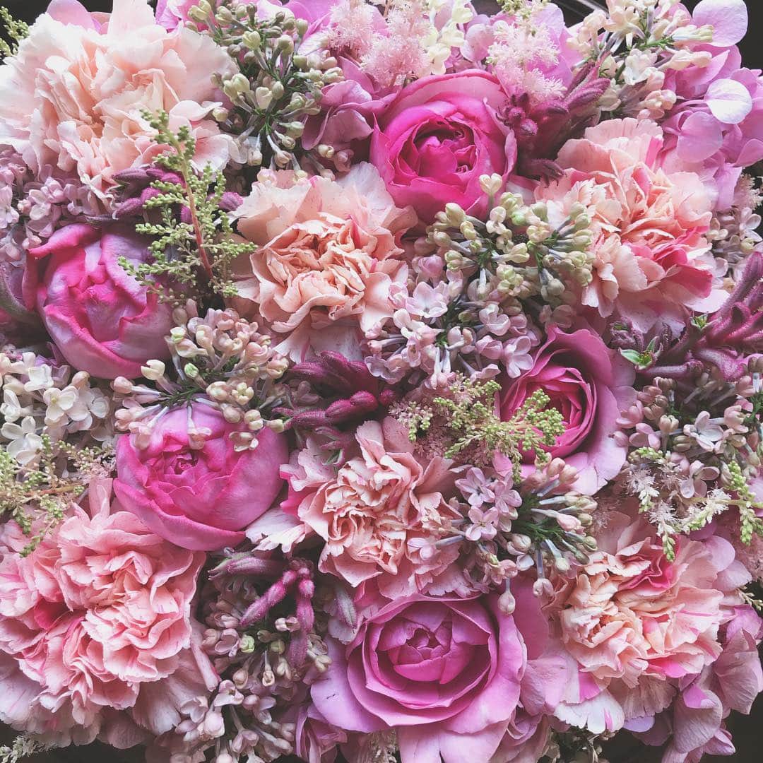 畑野ひろ子のインスタグラム：「@willgarden_official  イヴピンクやライラック、柔らかなピンクのカーネーションで。  #flower #flowers #pink #arrangement #spring #willgarden」