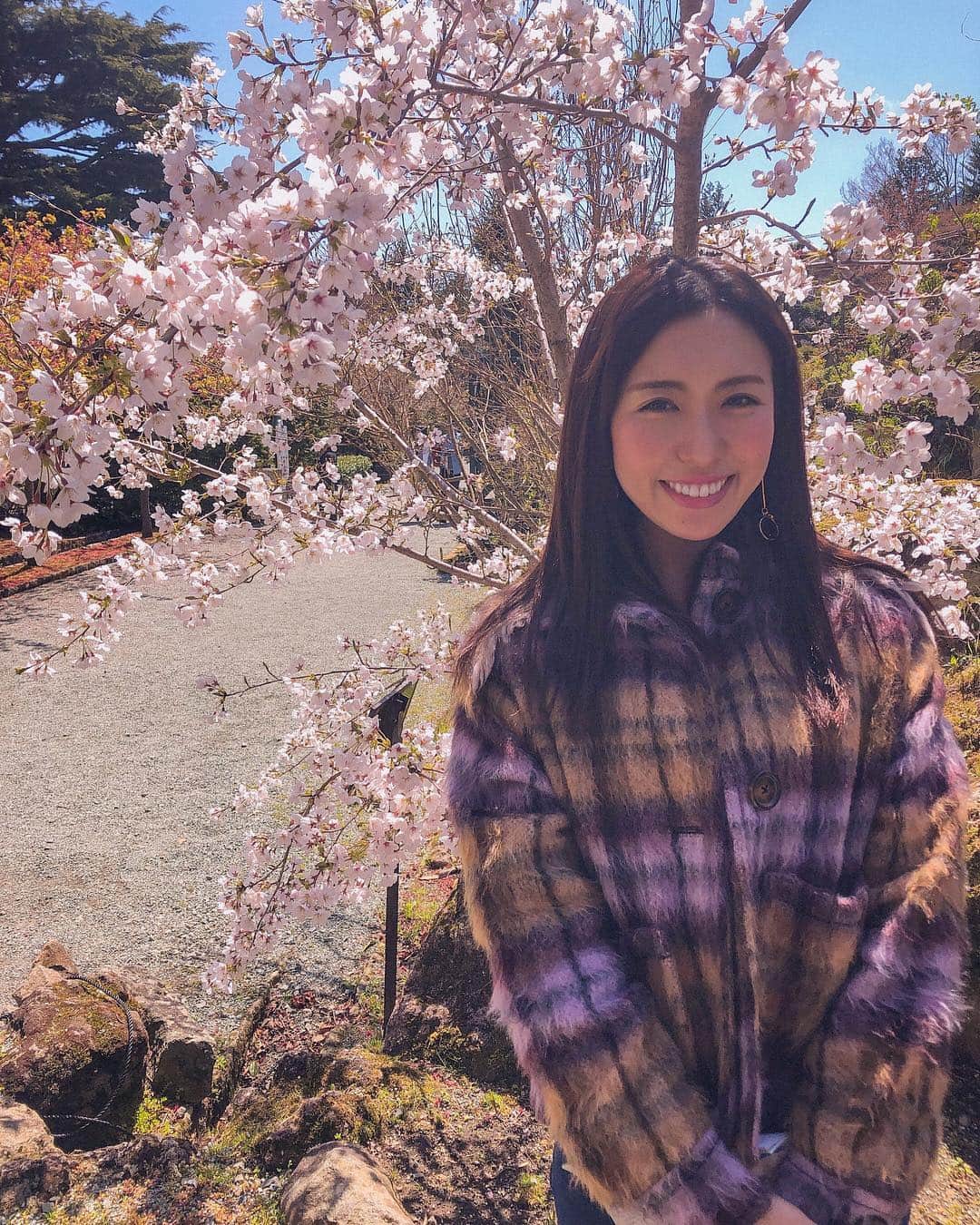 mimiさんのインスタグラム写真 - (mimiInstagram)「先日箱根に行ってきました♨️ 目的は温泉ではなく 桜🌸💕 東京が散る頃に箱根は満開になるであろうとなんとなくの予測をし旅行の計画を立てました☺️💦 箱根に出発する日の朝、箱根は雪。とっても寒くて次の日はどうなることやらと思ったけど 晴れました😊💕 桜の開花予定もこの日たったので とっても嬉しかった☺️ 久しぶりに来た強羅公園✨ 年々花が大好きになってくので 前に来た時よりも存分に楽しめました😆🌸 載せたい写真がありすぎる😍 まずは王道のソメイヨシノ🌸☺️ ・ #腕前で組んじゃった #おばちゃんショット #強羅公園 #🌸 #桜 #箱根の桜 #ソメイヨシノ #晴天 #花見日和 #お花見 #桜が好き #花が好き #旅行 #花見旅行 #温泉旅行 #箱根温泉 #mimi旅行記 #癒し旅行 #travel #japanesegirl #japanesetravel #onsen #sakura #hakone #gourakouen #trip #travelgram」4月16日 22時50分 - chan.mi3