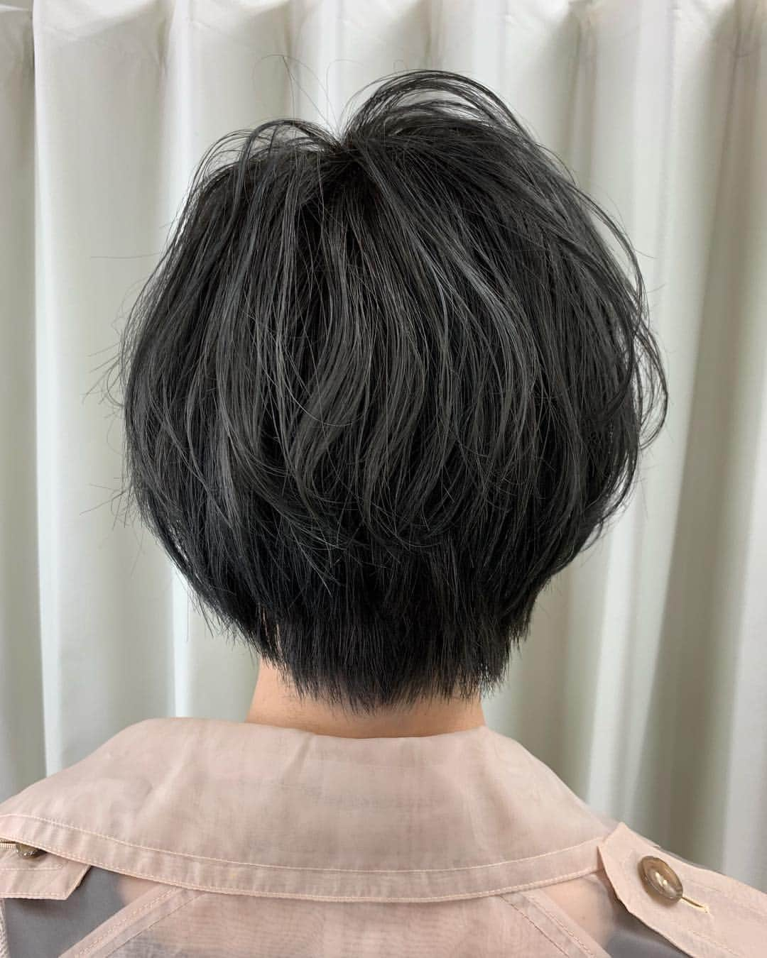 山本彩さんのインスタグラム写真 - (山本彩Instagram)「. 髪色変わりました💇‍♀️ . #ヘアカラー #アッシュグレー #グレー  #とか言うてるけど #何色って聞かれると正直わからん」4月16日 22時50分 - sayaka__714