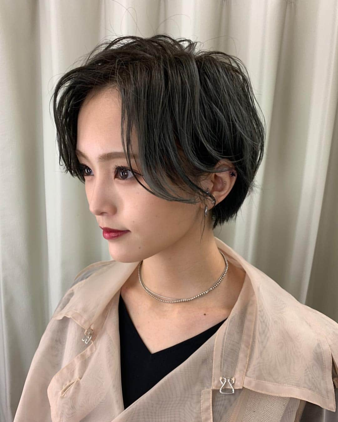 山本彩さんのインスタグラム写真 - (山本彩Instagram)「. 髪色変わりました💇‍♀️ . #ヘアカラー #アッシュグレー #グレー  #とか言うてるけど #何色って聞かれると正直わからん」4月16日 22時50分 - sayaka__714