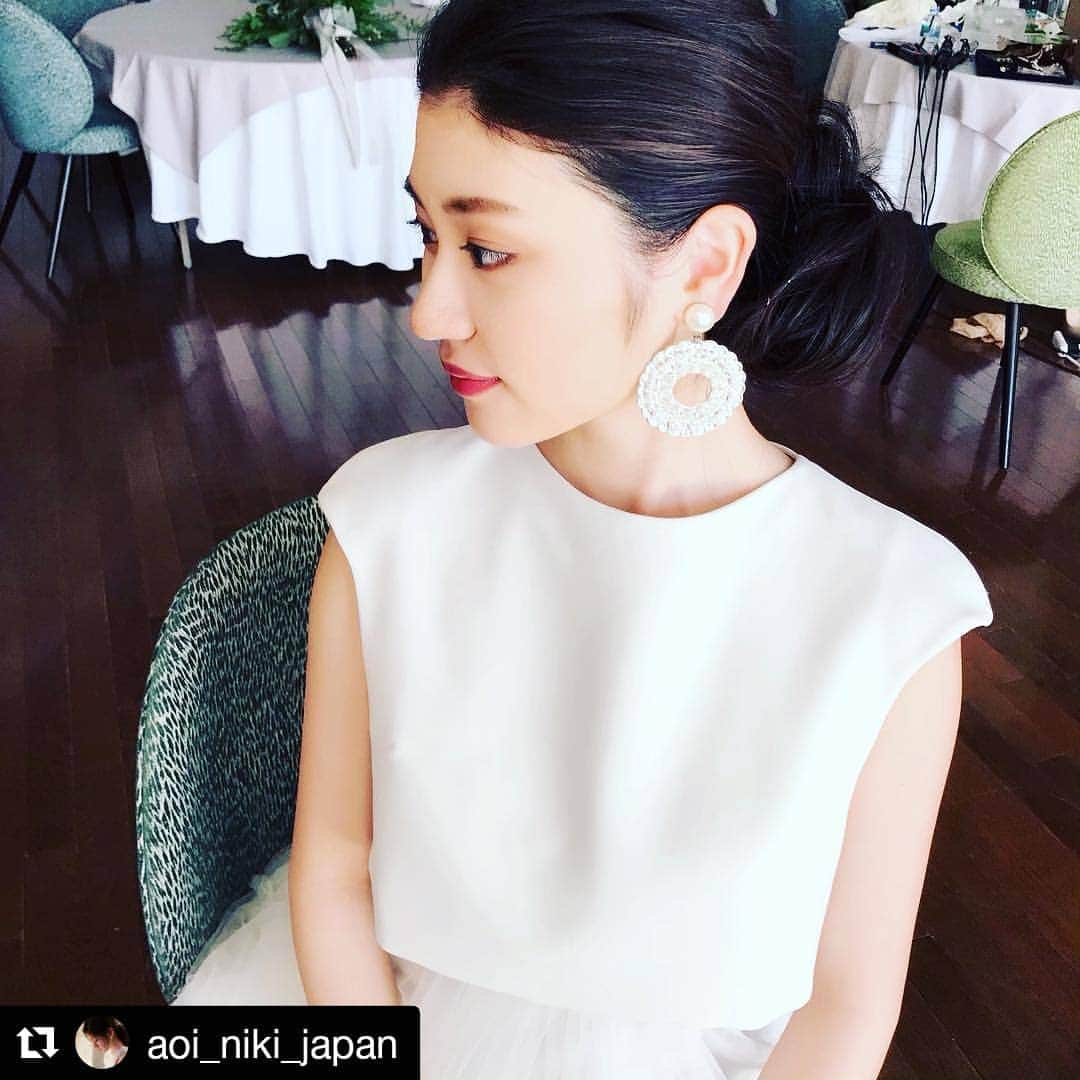 二木蒼生さんのインスタグラム写真 - (二木蒼生Instagram)「dress @sophieetvoila #sophieetvoila #sophieetvoilatokyo #spain #インポートドレス * #Repost @aoi_niki_japan (@get_repost) ・・・ 《イメージを作る》 昨日のお仕事。 休憩中のオフショット✨ いつものあおちゃんとは別人でビックリ😱 どんな雑誌に掲載されるのかな？とても楽しみ💕 SNSでも、見かけたら教えてくださいね。 #二木蒼生 17歳 #NikiAoi #seventeen years old #Hospitality #Japanese elegance  #撮影 #ヴィラデマリアージュ #初代イメージガール #プリオフォールディングス #villasdesmariages #imagegirl #grandprix #ミュージカル #haruna_musical_laforet」4月16日 23時02分 - aomushi_kune2